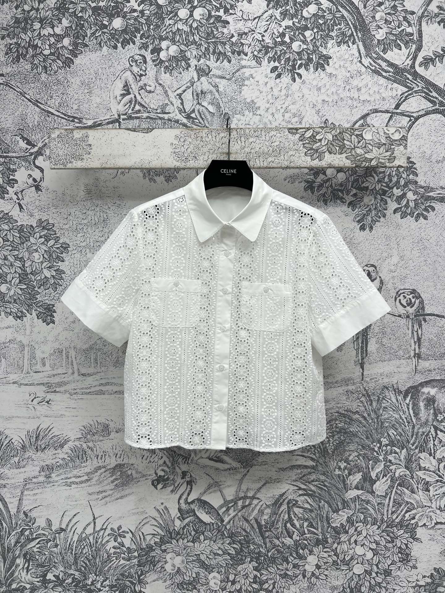 NO:334610,CE Home 25 Spring and Summer New Arc de Triomphe lace lapel short-sleeved shirt Elegant Arc de Triomphe lace fabric Simple and neat tailoring, no picky figure at all, small people can easily control it, the feeling of being faintly visible with a small suspender is a little sexy and eye-catching, the elegant lace upper body is stylish and stylish, the refreshing summer pairing with pants or skirts is a good choice, one color three sizes SML, skirts, T-shirt, alexander wang19860909CE家 25春夏新款 凯旋门蕾丝翻领短袖衬衣 优雅的凯旋门蕾丝面料 简洁利落的剪裁 完全不挑身材 小个子也能轻松驾驭 搭配小吊带若隐若现的感觉带有小性感又吸睛 优雅的蕾丝上身气质又时髦 夏季清爽搭配裤子或者半裙都是不错的选择 一色三码 SML,,skirts,T-shirt,alexander wang,Women's clothing