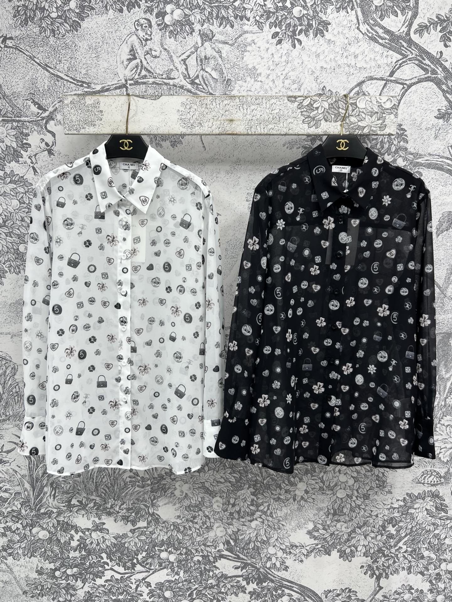 NO:334782,Xiaoxiang style 25 spring and summer new brand logo printed perspective shirt thin material fashionable and fashionable micro perspective design full-print brand logo pattern decoration embellishment display classic eternal fashion loose style cut adds lazy and casual tone, unrestrained upper body, very friendly to any body shape, thin and comfortable material can be used as sunscreen, fashion trend, daily commuting, two colors and three codes SML,,shirts,alexander wang19860909小香风 25春夏新款 品牌logo印花透视衬衫 轻薄材质 时髦洋气微透视设计 满印品牌logo图案装饰点缀 展示经典永恒时尚 宽松的版型剪裁 增加了慵懒随性的调调 上身不拘束 对任何身材都很友好 轻薄舒适材质可当防晒衣 时尚潮流 日常通勤都可 两色三码 SML,,shirts,alexander wang,Women's clothing