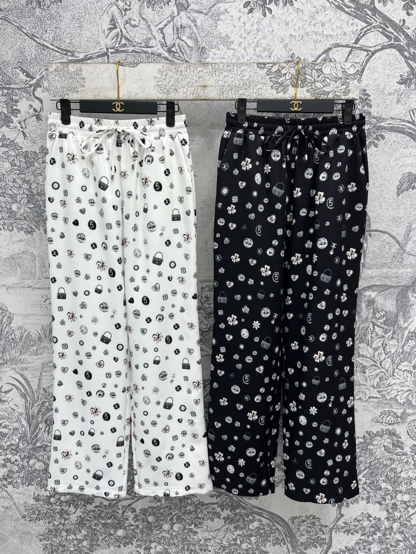 NO:334786,Xiaoxiang style 25 spring and summer new brand logo printed casual pants, comfortable and versatile upper body, classic elastic waist style, versatile and not picky, full-print brand logo pattern decoration embellishment, displaying classic eternal fashion, loose style cut, adding lazy and casual tone, unrestrained upper body, very friendly to any body, good for daily vacation, two colors and three codes, SML,,alexander wang19860909小香风 25春夏新款 品牌logo印花休闲裤 上身舒适又百搭时尚 经典的松紧腰版型百搭不挑人 满印品牌logo图案装饰点缀 展示经典永恒时尚 宽松的版型剪裁 增加了慵懒随性的调调 上身不拘束 对任何身材都很友好 日常出街度假都不错 两色三码 SML,,alexander wang,Women's clothing