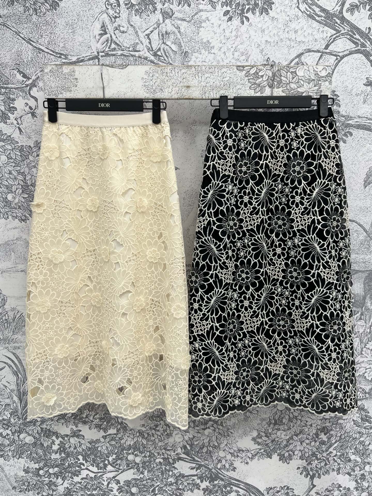 NO:334771,D Home 25 Spring and Summer New Flower Lace Skirts A must-have for fashionable outfits Customized water-soluble flower lace fabric High-waisted slimming hip skirt The upper body highlights the sexy figure Lace skirt is a good match item No matter Japanese style outfit, commuting outfit, temperament outfit, two colors and three codes SML, dior, skirts, alexander wang19860909D家 25春夏新款 花朵蕾丝半身裙 时髦穿搭必备 定制的水溶花朵蕾丝面料 高腰显瘦的包臀裙 上身凸显性感身姿 蕾丝半身裙是很好的搭配单品 无论日式穿搭 通勤穿搭 气质穿搭 都拿捏的恰到好处 两色三码 SML,,dior,skirts,alexander wang,Women's clothing