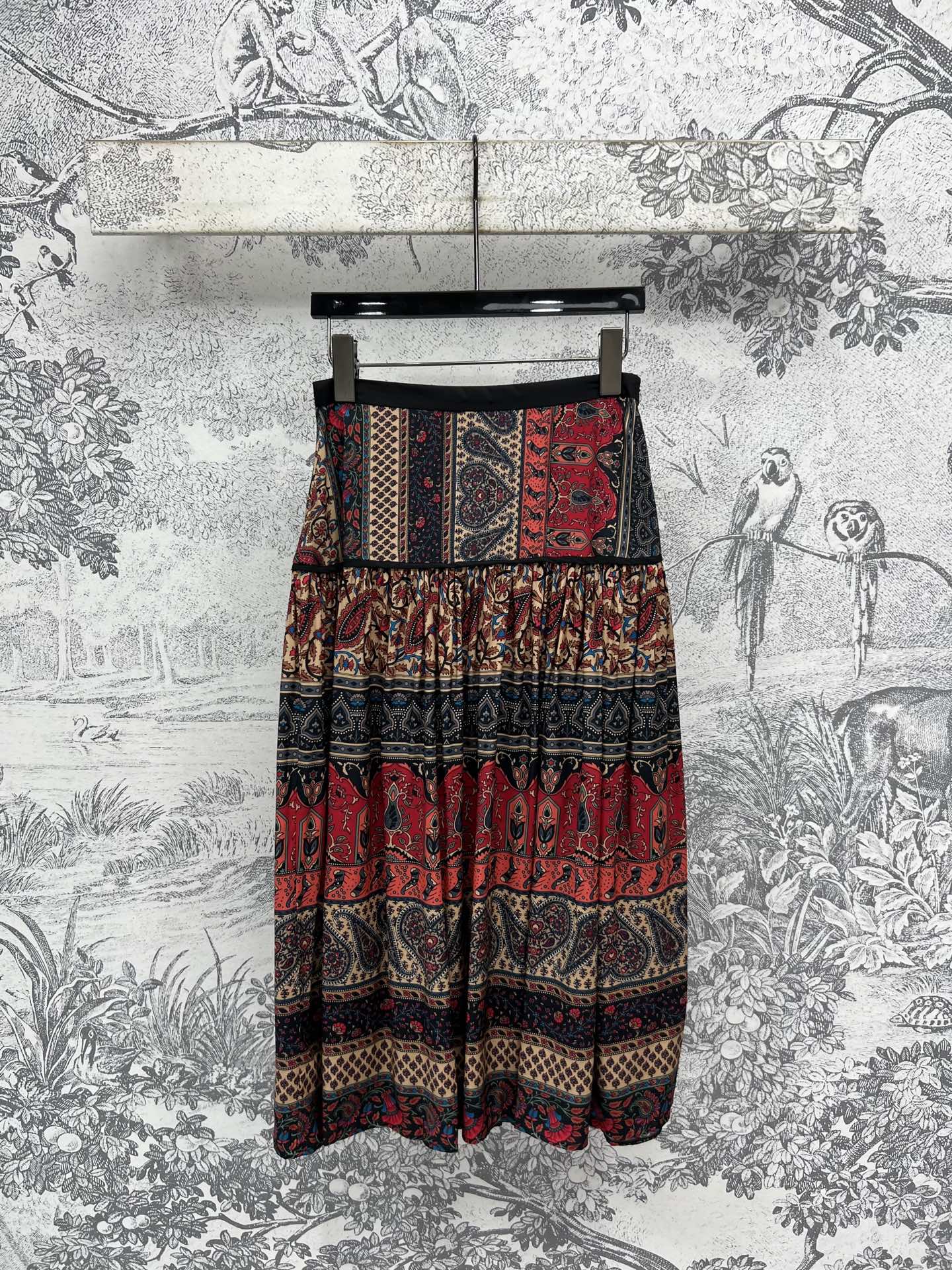 NO:334775,New spring and summer style retro pattern skirt The skirt is covered with classic retro patterns and is fashionable and unpredictable. Elegant and dignified. The light and flowing skirt shows casual elegance. It is amazing to use a shirt to commute. Elegant and fashionable. High-end sense up. Exquisite and durable. One color and three codes. SML, skirts, shirts, alexander wang19860909春夏新款 复古花纹半身裙 裙身布满经典复古的花纹大气时髦不过时 优雅又端庄 轻盈飘逸的裙摆尽显随性优雅 搭配个衬衫通勤简直绝了 优雅时髦 高级感up 精致耐看 一色三码 SML,,skirts,shirts,alexander wang,Women's clothing