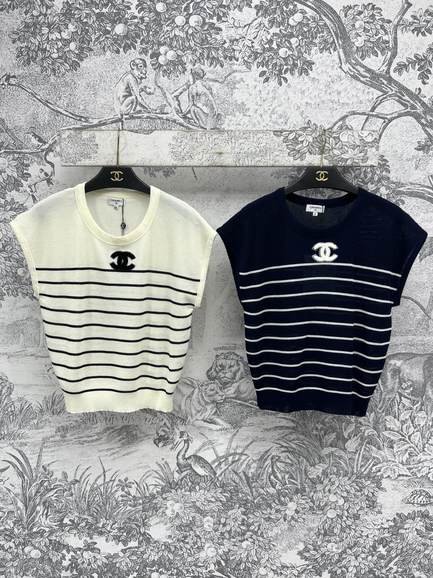 NO:334787,Xiaoxiang style 25 spring and summer new style striped sleeveless top thin style breathable and pressure-free, close-fitting and comfortable and breathable, invincible and soft fabric, contrasting stripes are super age-reducing, chest logo embellishes brand fashion, both inside and outside, cool and comfortable, not picky, two colors and three codes SML, alexander wang19860909小香风 25春夏新款 条纹无袖上衣 薄款透气无压力 贴身舒适透气 面料无敌柔软 撞色条纹超减龄哦 胸口logo点缀品牌时尚 内搭外穿都好看 清凉舒适不挑人两色三码 SML,,alexander wang,Women's clothing