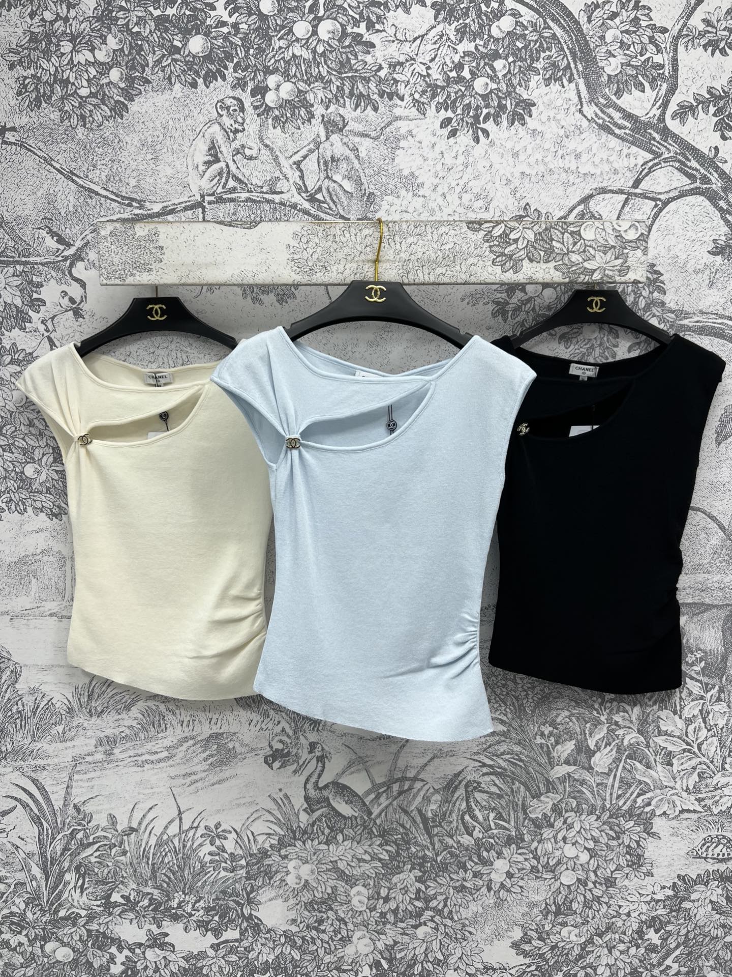 NO:334791,Xiaoxiangfeng 25 spring and summer new style, a must-have kink hollow T-shirt for sweet and spicy girls. This hot girl tee design kink hollow waist-shoulder short-sleeved T-shirt is simply a must-have item for sweet and spicy girls. Cotton fabric is comfortable and breathable, and it can easily create a daily sense of outfit. Three colors and three codes SML, T-shirt,tees, t-shirt,alexander wang19860909小香风 25春夏新款 甜辣女孩必备扭结镂空T恤 这款辣妹tee 设计感扭结镂空收腰斜肩短袖T恤 简直是甜辣女孩的必备单品 棉质面料舒适透气 轻松打造日常感觉感穿搭 三色三码 SML,,T-shirt,tees，t-shirt,alexander wang,Women's clothing