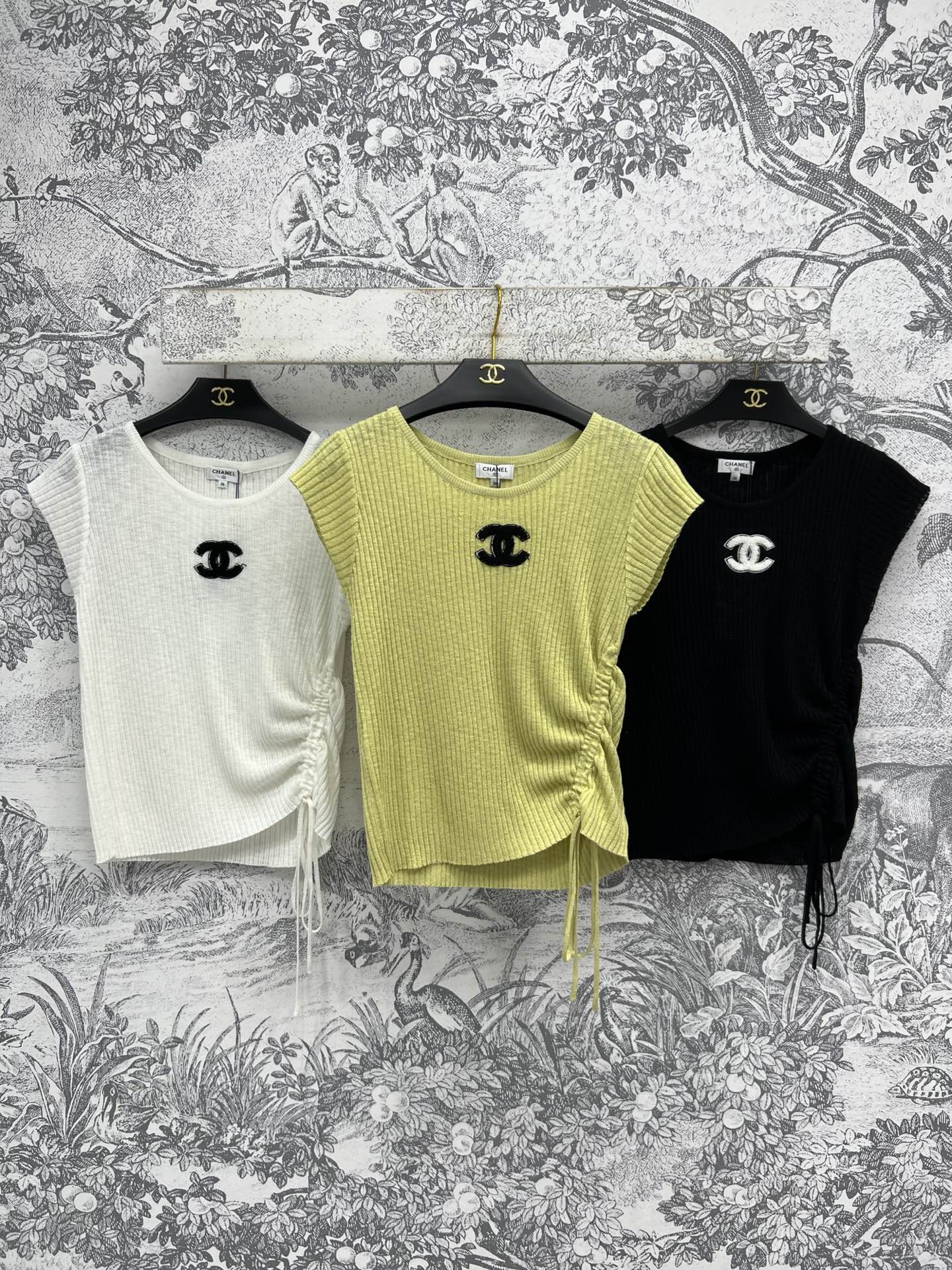 NO:334797,Xiaoxiang style 25 spring and summer new style, vest drawstring waist knit top, solid color series, comfortable fit, perfect details and workmanship, basic age-reducing versatile style, exquisite and advanced waist, daily leisure recommendation, three colors and three codes, SML, alexander wang19860909小香风 25春夏新款 坎肩抽绳收腰针织上衣 纯色系列 版型舒适合体 细节和做工堪称完美 基础的减龄百搭款 抽绳收腰精致高级 日常出街休闲推荐 三色三码 SML,,alexander wang,Women's clothing