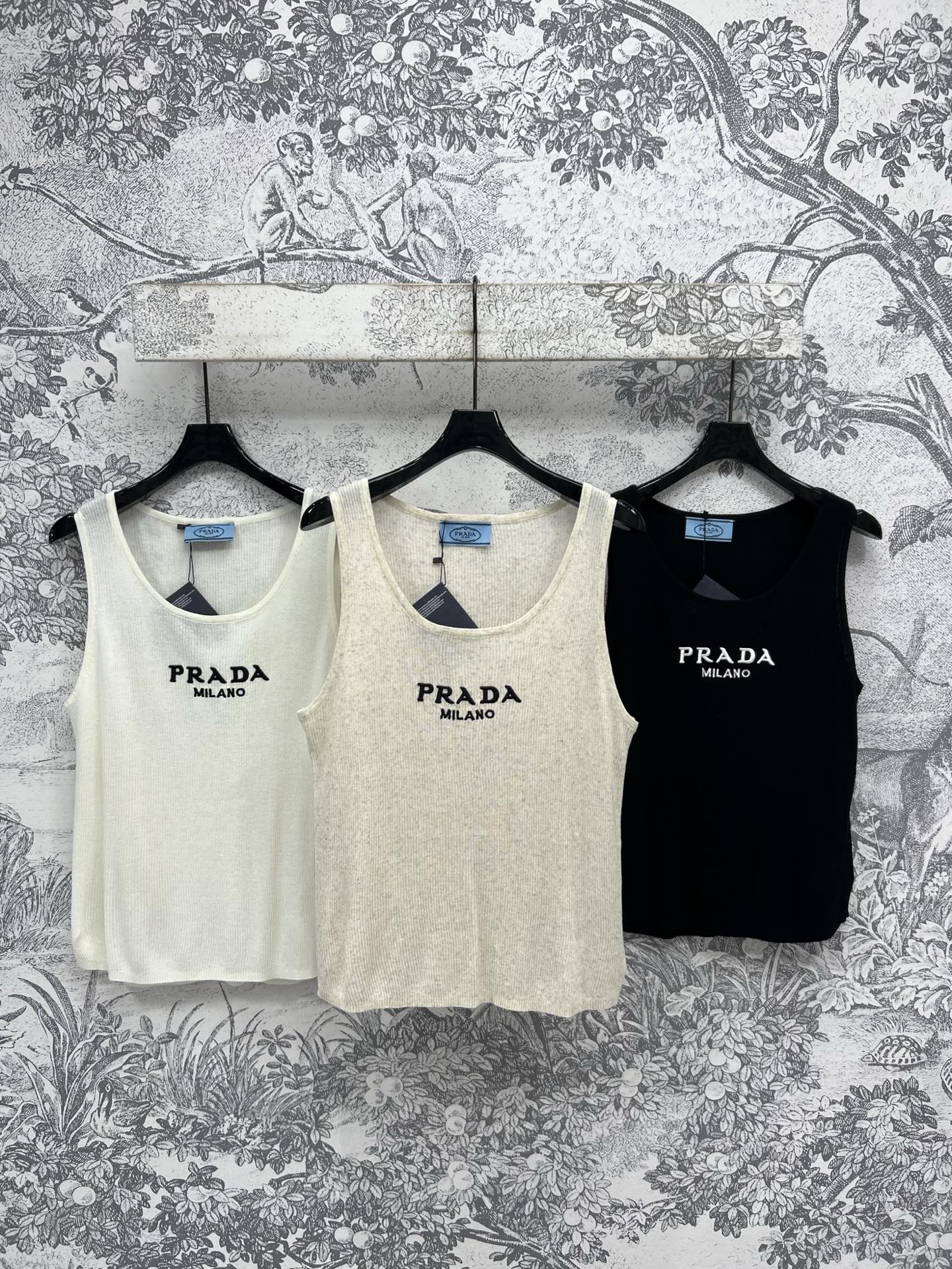 NO:334803,PD Home 25 Spring and Summer New logo knitted vest Large U-neck vest Small loose fit design Contrast color logo pattern embellishment Constructs a unique visual layer Selected soft knitted fabric Delicate and soft, light and warm upper body, full of elasticity, more fit for the human body, strong inclusiveness and full of body curves Three colors and three codes SML, dior, alexander wang19860909PD家 25春夏新款 logo针织背心 大U领背心小宽松版型设计 撞色logo图案点缀 构造出独特的视觉层次感 选用的柔暖的针织面料 手感细腻柔软且上身轻盈保暖 弹力十足 更加贴合人体 包容性强的同时尽显身材曲线 三色三码 SML,,dior,alexander wang,Women's clothing