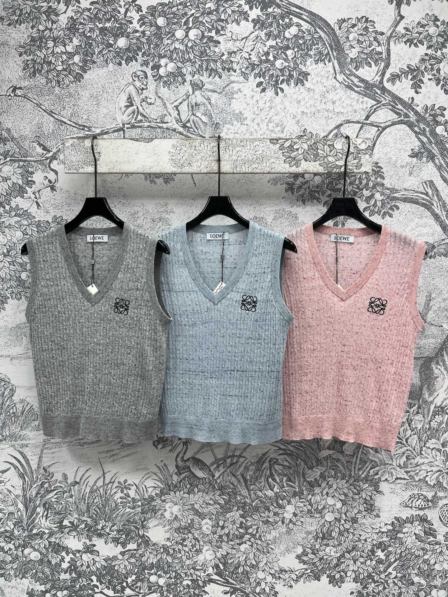 NO:334809,LW Home 25 Spring and Summer New Retro Cable Vest Sweater Knowable and lazy, both cool and soft, with a gentle temperament of a big sister. Large body twill knitted texture multiple weaving to bring out a three-dimensional shape. It doesn't look bloated at all. It feels soft and glutinous. Comfortable and breathable. The upper body is comfortable and not stung. The upper body is gentle and elegant white moonlight. Three colors and three codes. SML, sweaters, alexander wang19860909LW家 25春夏新款 复古绞花背心毛衣 可知性可慵懒 亦飒亦柔 自带温柔大姐姐气质 大身斜纹麻花针织纹理多重织法勾起立体造型 完全不显臃肿 手感软糯 舒适透气上身舒适不扎人 上身就是温柔优雅的白月光 三色三码 SML,,sweaters,alexander wang,Women's clothing