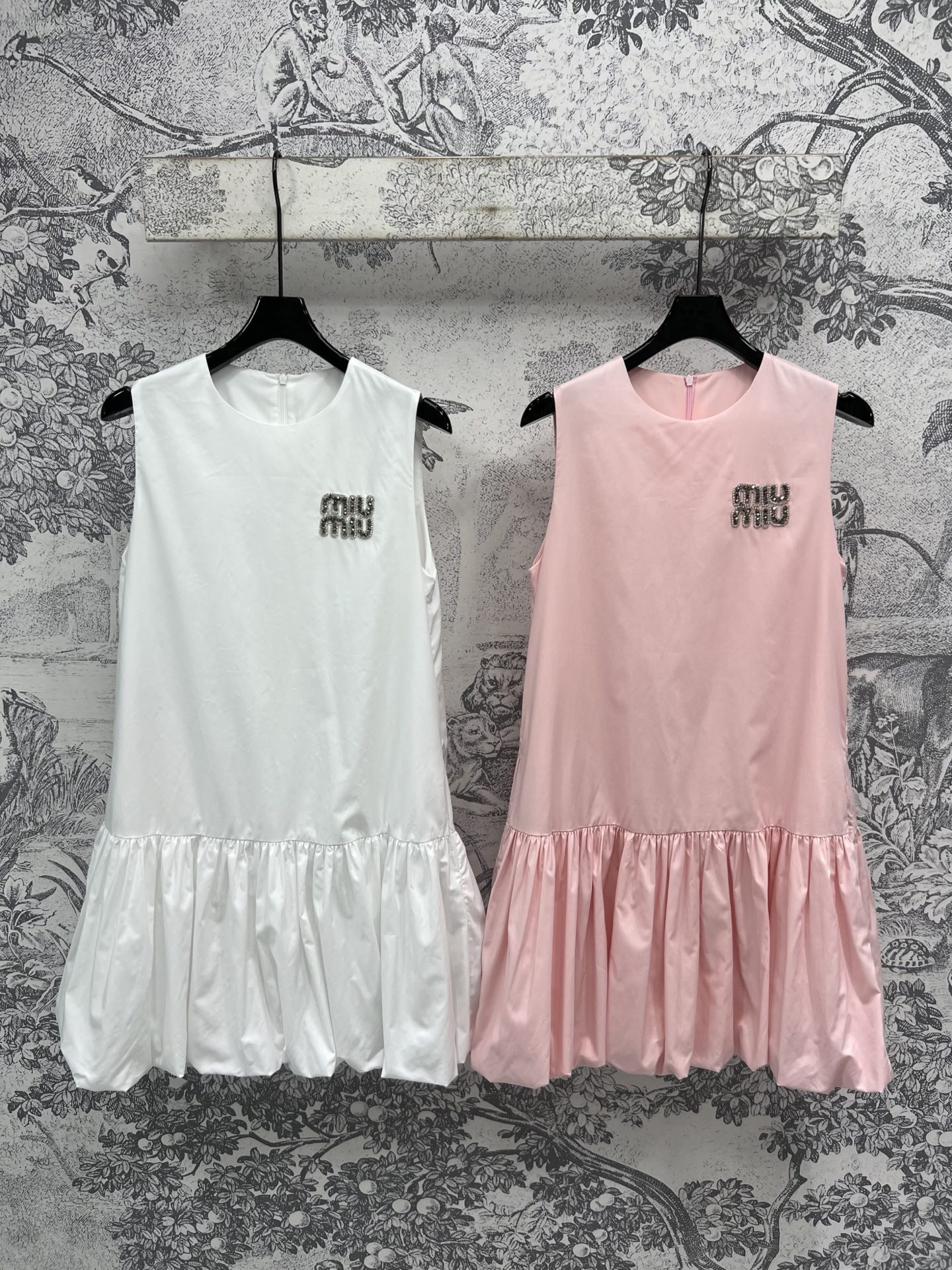 NO:334815,Miu 25 spring and summer new style, vest flower bud dress, with crystal logo on the chest, outstanding and aura, whoever wears it looks good, the style is superb, very slim and has plenty of spare time, you can commute and go out on the street, everyday elegance is eye-catching and elegant, with a sense of mature and confident, two colors and three codes SML,,miumiu, skirts, alexander wang19860909Miu 25春夏新款 背心花苞连衣裙 胸前水晶logo点缀 出挑有气场 谁穿谁好看 版型剪裁超赞 很有修身感 又有余量 通勤出街都可 日常优雅都妥妥吸睛显气质 自带轻熟自信感 两色三码 SML,,miumiu,skirts,alexander wang,Women's clothing