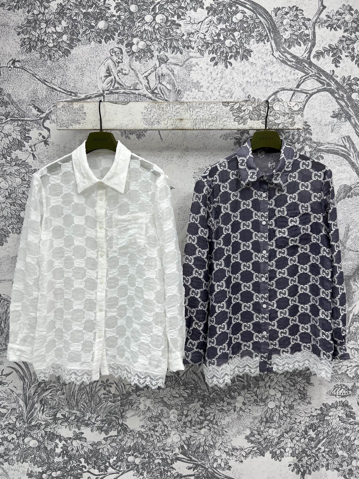 NO:334798,G Home 25 spring and summer new style, double G jacquard lapel shirt, classic loose T-design, comfortable and versatile upper body, lace patchwork embellishment, full of print, double G jacquard fabric, full of high-end feel, loose shirt style casual, easy to wear to create a youthful and youthful feeling, two colors and three codes, SML, gucci,shirts,alexander wang19860909G家 25春夏新款 双G提花翻领衬衫 经典的宽松t设计 上身舒适又百搭 衣摆蕾丝拼接点缀 满印双G提花面料 高级感满满 宽松衬衫版型随性休闲 轻松穿出减龄洋气的青春感 两色三码 SML,,gucci,shirts,alexander wang,Women's clothing