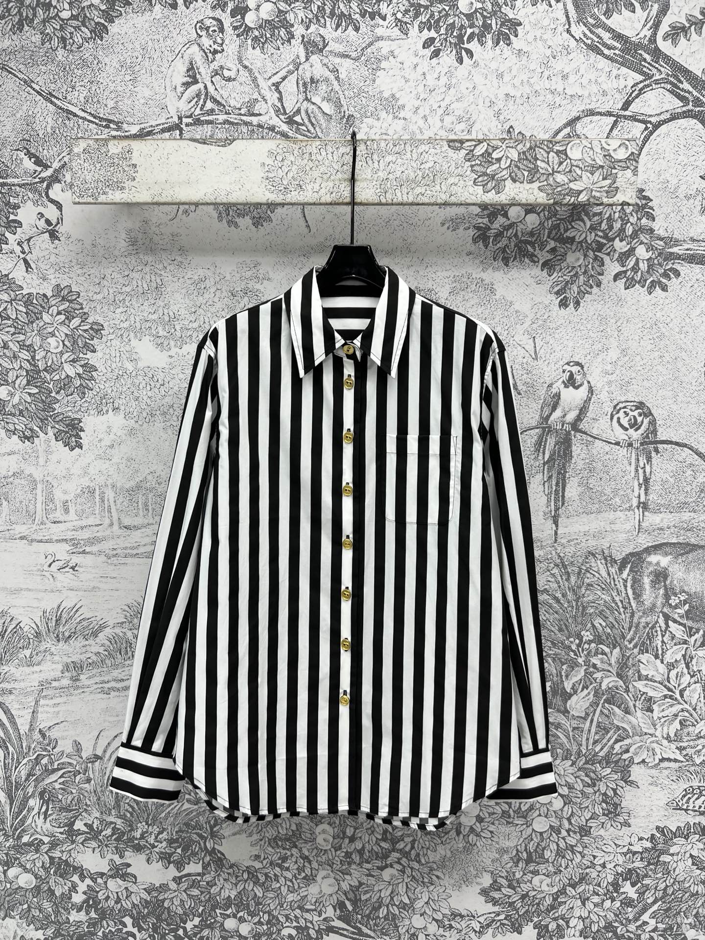 NO:334804,New spring and summer style black and white striped lapel shirt lazy and handsome style, vertical striped slimming effect is great, casual Korean style has temperament, daily versatile and fashionable, can also be worn as an inner layer, simple and beautiful enough, loose and not picky, pure cotton fabric, texture up, one color, three codes, SML, shirts, alexander wang19860909春夏新款 黑白条纹翻领衬衫 慵懒帅气风格 竖条纹显瘦效果很赞 休闲韩系有气质 日常百搭又时髦 还可以当内搭穿 简简单单的就足够好看 宽松不挑人 纯棉面料 质感up 一色三码 SML,,shirts,alexander wang,Women's clothing