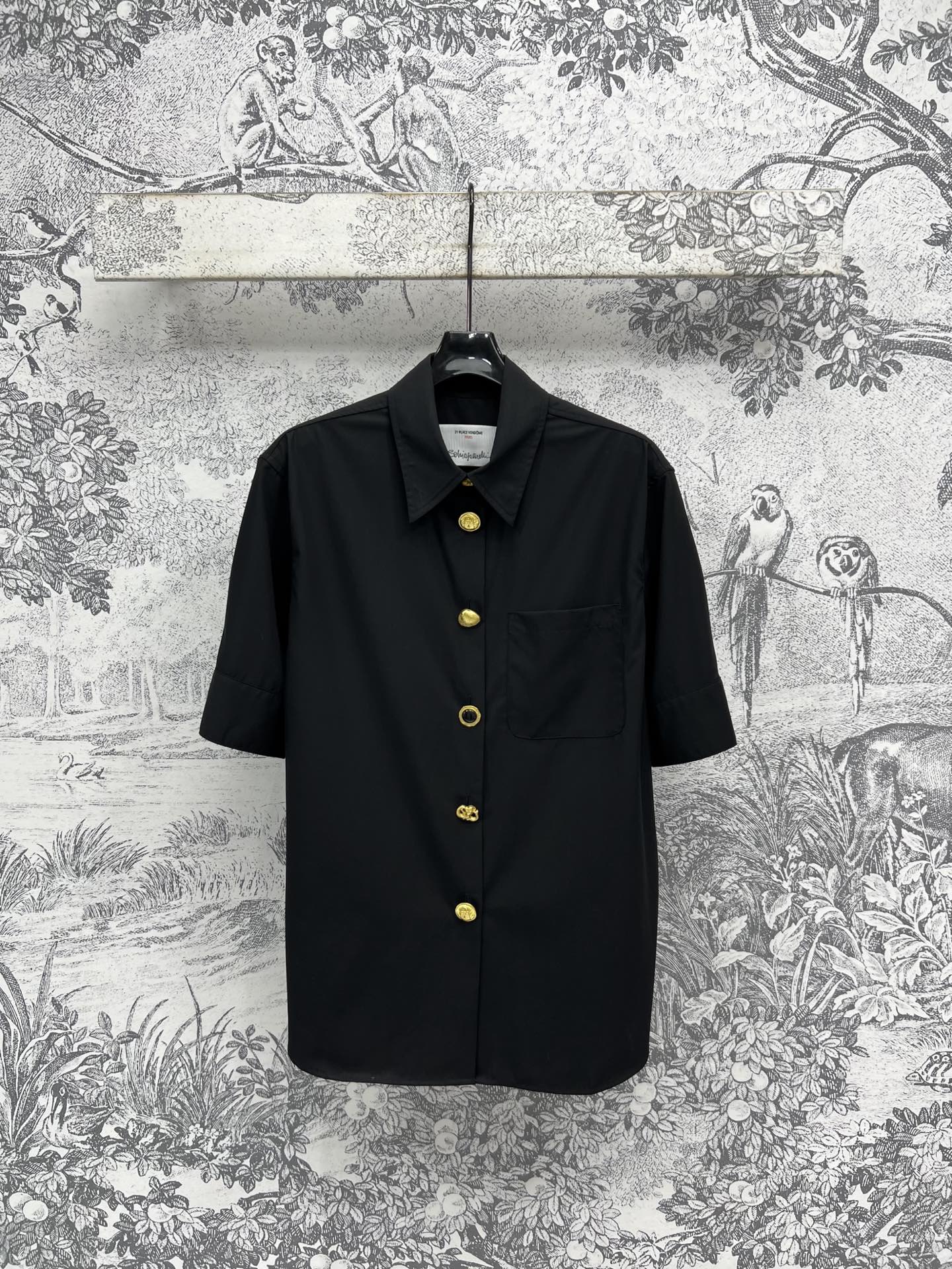 NO:334807,New spring and summer style, special-shaped button lapel short-sleeved shirt, customer-supplied high-quality pure cotton fabric, customized opposite-sex button decoration, casual temperament, versatile style, simple and rich, clean and transparent, play with daily outfits, simple outfits, can be worn without getting tired of looking at it, small loose style, full of casualness, not picky at all, two colors and three codes, SML,,shirts,T-shirt,alexander wang19860909春夏新款 异形扣翻领短袖衬衫 客供高质感纯棉面料 定制异性扣装饰 休闲气质百搭风 简单而丰富 干净又通透 将日常穿搭玩出花来 简单穿搭都能穿不腻看不厌 小宽松的版型 休闲感满满 完全不挑人穿 两色三码 SML,,shirts,T-shirt,alexander wang,Women's clothing