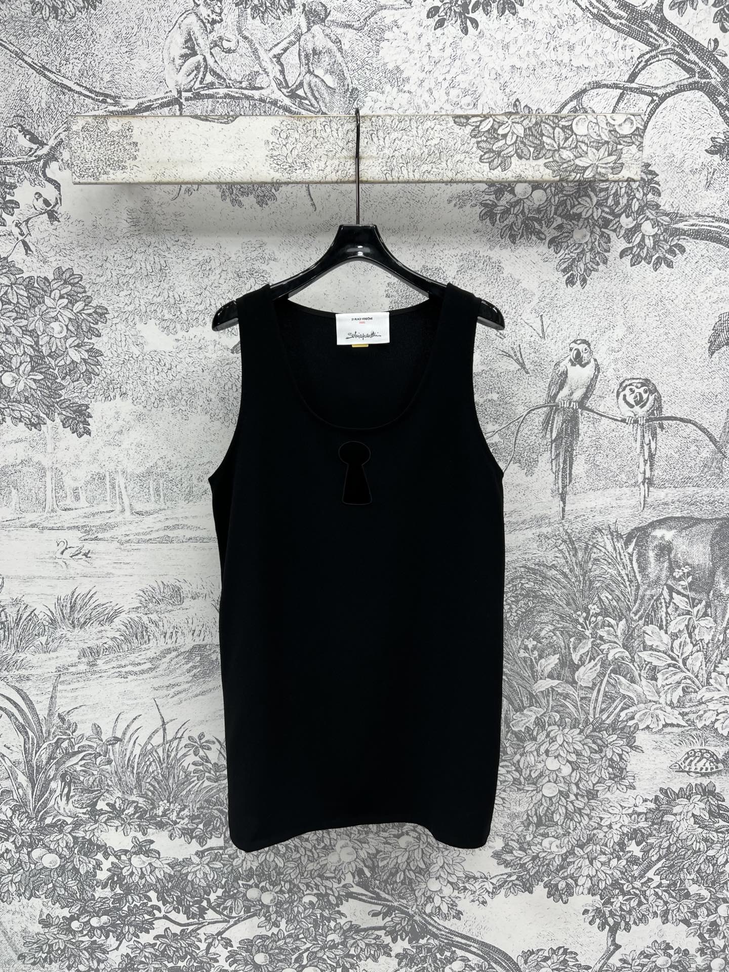 NO:334810,New spring and summer style, key hollow vest skirt, sleeveless age-reducing slim H-style, huge slim-reducing style, fashionable items for daily matching, hollow key pattern on the chest embellishes it, simple and versatile, two colors and three codes, SML, skirts, alexander wang19860909春夏新款 钥匙镂空背心裙 无袖减龄修身H版型巨减瘦 日常搭配的时髦单品 胸前镂空钥匙图案点缀其间 简约又百搭 两色三码 SML,,skirts,alexander wang,Women's clothing