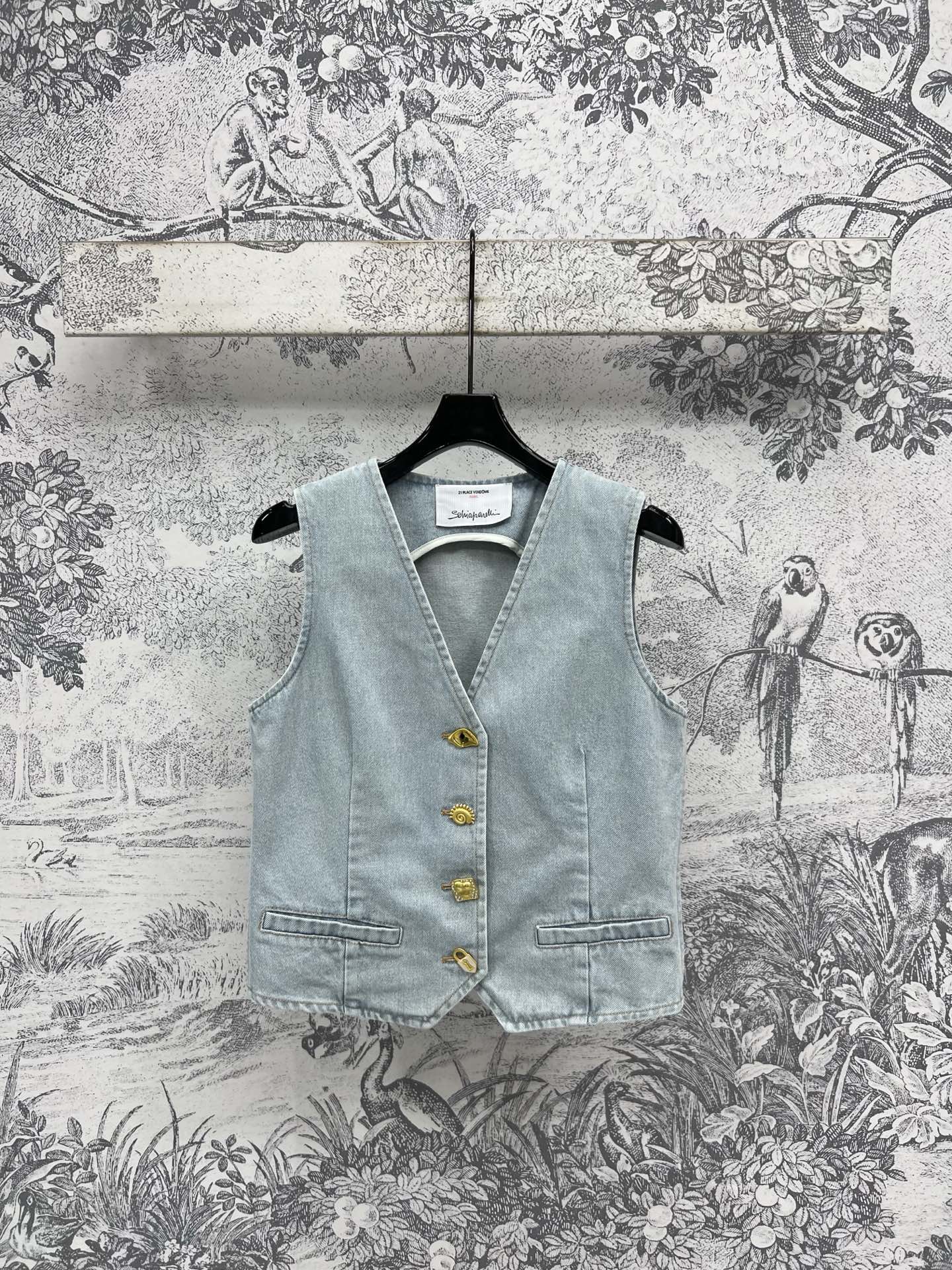 NO:334813,New spring and summer style, special-shaped buckle denim vest jacket, V-neck design, customized special-shaped buckle embellishment, low-key and fashionable, three-dimensional tailoring, super slim and fashionable, nostalgic and retro street aesthetic styling artifact, heavy-work retro denim fabric, excellent texture, easy to create a sense of clothing layering, versatile, not picky, two colors and three codes, SML,, jackets & coats,tees, t-shirt, alexander wang19860909春夏新款 异形扣牛仔马甲外套 V领设计 定制异形扣点缀低调又时髦 立体剪裁版型上身超级显瘦又时髦百搭 怀旧复古街头美感造型神器 重工复古牛仔面料质感超赞 随便搭个T恤轻松营造服装层次感 百搭不挑人两色三码 SML,,jackets & coats,tees，t-shirt,alexander wang,Women's clothing