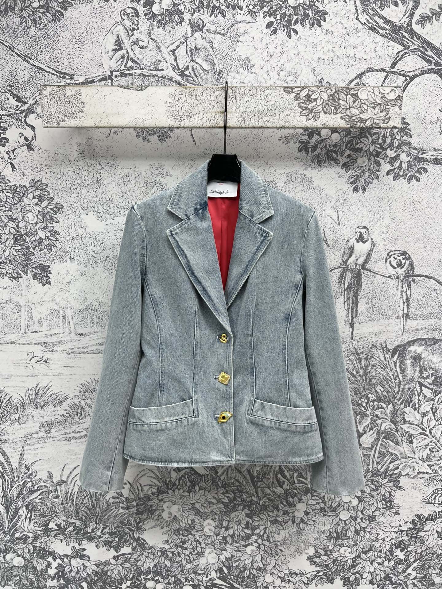 NO:334816,New spring and summer style special-shaped buckle denim suit jacket Temperament suit style design youthful age-reducing feeling with denim fabrics, fashionable and high-end upper body, cool and handsome, design waist-hugging style elegant and atmospheric Customized buckle hardware with gold pocket embellishment Imported denim fabrics three-dimensional, stylish and easy to grasp fashionable outfits Two colors and three codes SML,, jackets & coats, business suit, alexander wang19860909春夏新款 异形扣牛仔西装外套 气质西装版型设计 搭配牛仔面料的青春减龄感 上身时髦高级 又酷帅 设计收腰版型优雅大气 定制异形扣五金配金 口袋修饰点缀 进口牛仔面料立体有型轻松拿捏时髦穿搭 两色三码 SML,,jackets & coats,business suit,alexander wang,Women's clothing