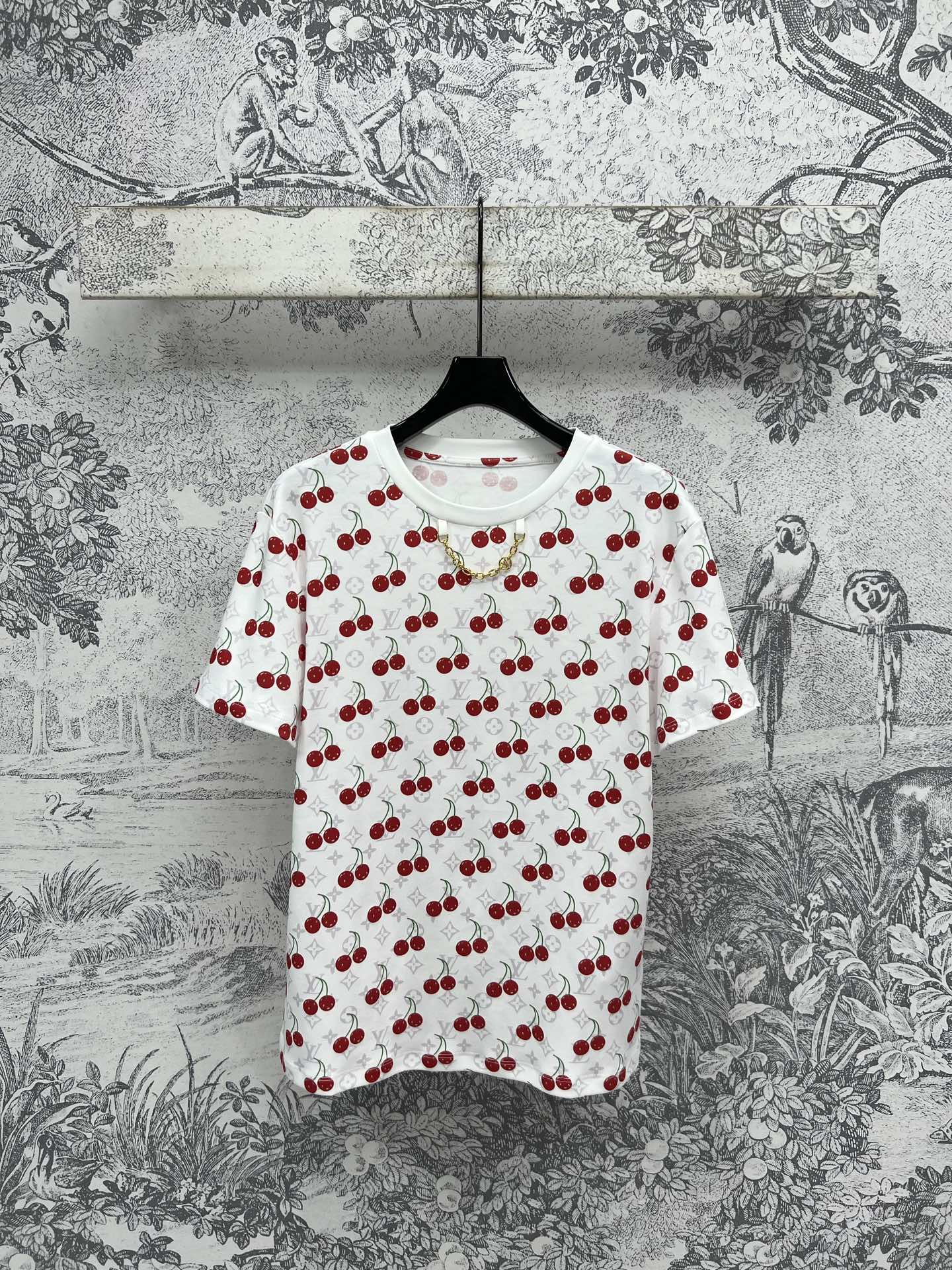 NO:334796,L Home 25 Spring and Summer New Style Classic Presbyterian Cherry Print Short-Sleeve T-shirt Daily Recommended versatile items Short-sleeved Basic Style Very Not Picking Style Classic Presbyterian Pattern   Cherry Pattern Atmospheric Classic Simple Design but Highlights Very versatile Suitable for most girls and hide their flesh to make them look slimming. The upper body is absolutely unique. Three colors and three codes SML,,louis vuitton,T-shirt,tees,t-shirt,alexander wang19860909L家 25春夏新款 经典老花樱桃印花短袖T恤 日常推荐百搭单品 短袖基础款 版型非常不挑个 经典老花图案 樱桃图案大气经典 简洁的设计却富有亮点 非常百搭 适合大部分女孩子并且藏肉显瘦 上身绝绝子 三色三码 SML,,louis vuitton,T-shirt,tees，t-shirt,alexander wang,Women's clothing