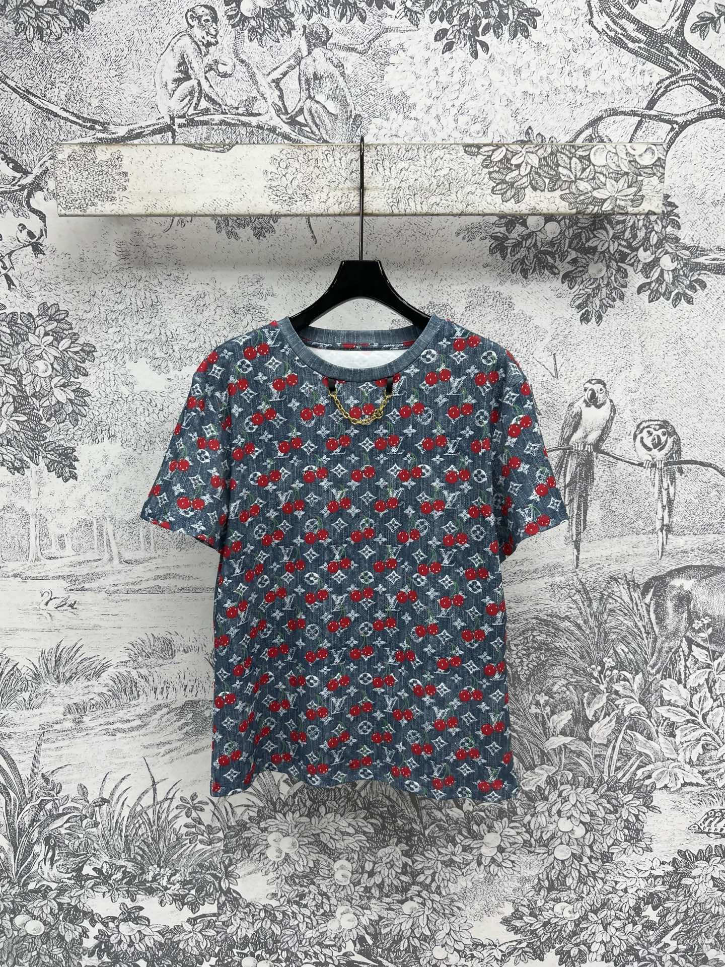 NO:334802,L Home 25 Spring and Summer New Style Classic Presbyterian Cherry Print Short-Sleeve T-shirt Daily Recommended versatile items Short-sleeved Basic Style Very Not Picking Style Classic Presbyterian Pattern   Cherry Pattern Atmospheric Classic Simple Design but Highlights Very versatile Suitable for most girls and hide their flesh to make them look slimming. The upper body is absolutely unique. Three colors and three codes SML,,louis vuitton,T-shirt,tees,t-shirt,alexander wang19860909L家 25春夏新款 经典老花樱桃印花短袖T恤 日常推荐百搭单品 短袖基础款 版型非常不挑个 经典老花图案 樱桃图案大气经典 简洁的设计却富有亮点 非常百搭 适合大部分女孩子并且藏肉显瘦 上身绝绝子 三色三码 SML,,louis vuitton,T-shirt,tees，t-shirt,alexander wang,Women's clothing