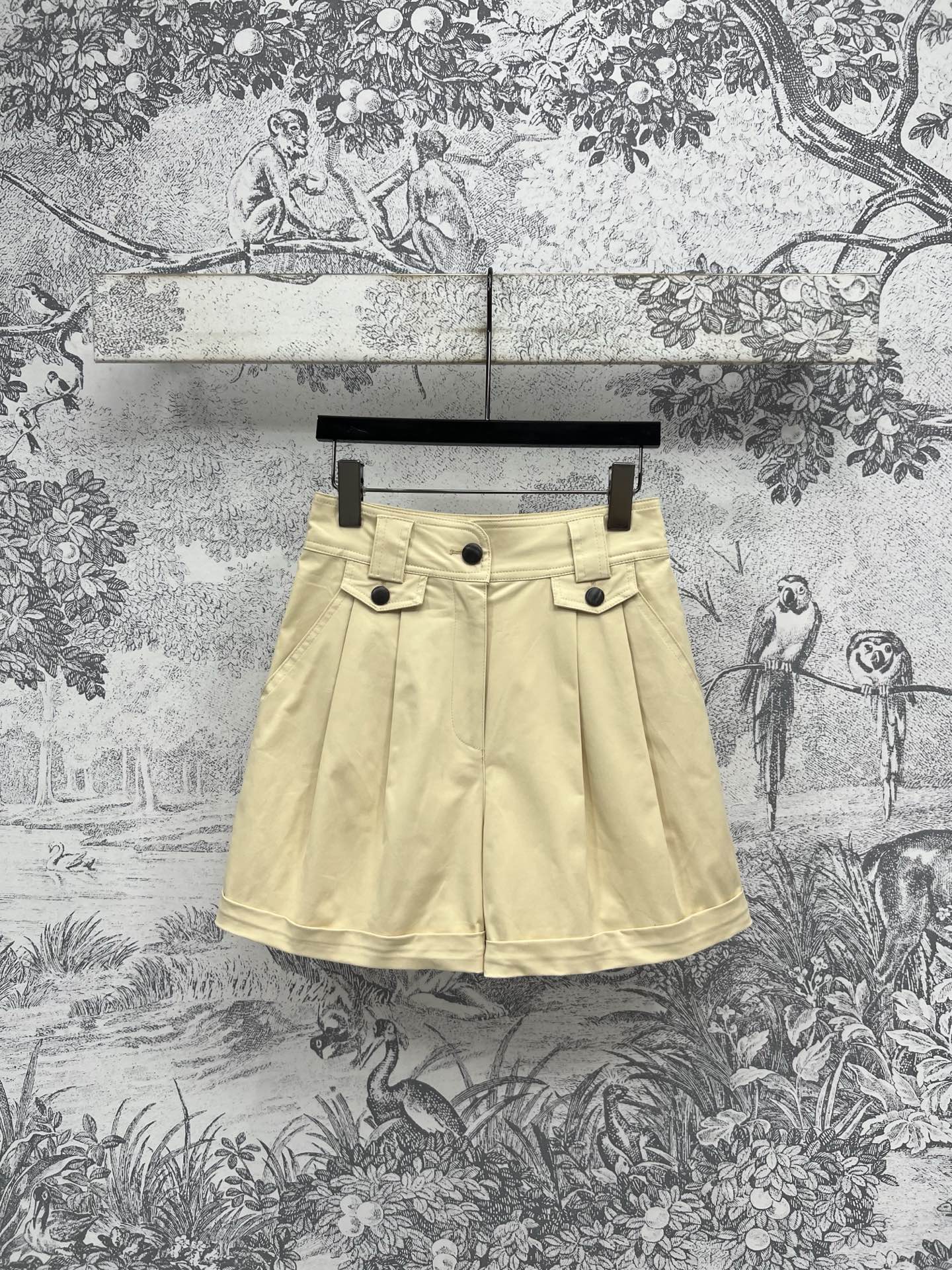 NO:334814,L Home 25 Spring and Summer New Khaki pleated shorts A-shaped cutout, a perfect leg artifact, high waist A-shaped cut, pleated curly edge design, the whole style is very slim, custom mold opening logo buckle embellishment, the upper body is very recognizable, exquisite and fashionable, elegant and fashionable, and casual commuter style, one color three codes SML,,louis vuitton, shorts, alexander wang19860909L家 25春夏新款 卡其色压褶短裤 妥妥的美腿神器 高腰A字剪裁 压褶卷边设计 整个版型很显瘦 定制开模logo扣饰的点缀 上身很有辨识度 精致又时髦 优雅时尚兼备休闲通勤款 一色三码 SML,,louis vuitton,shorts,alexander wang,Women's clothing