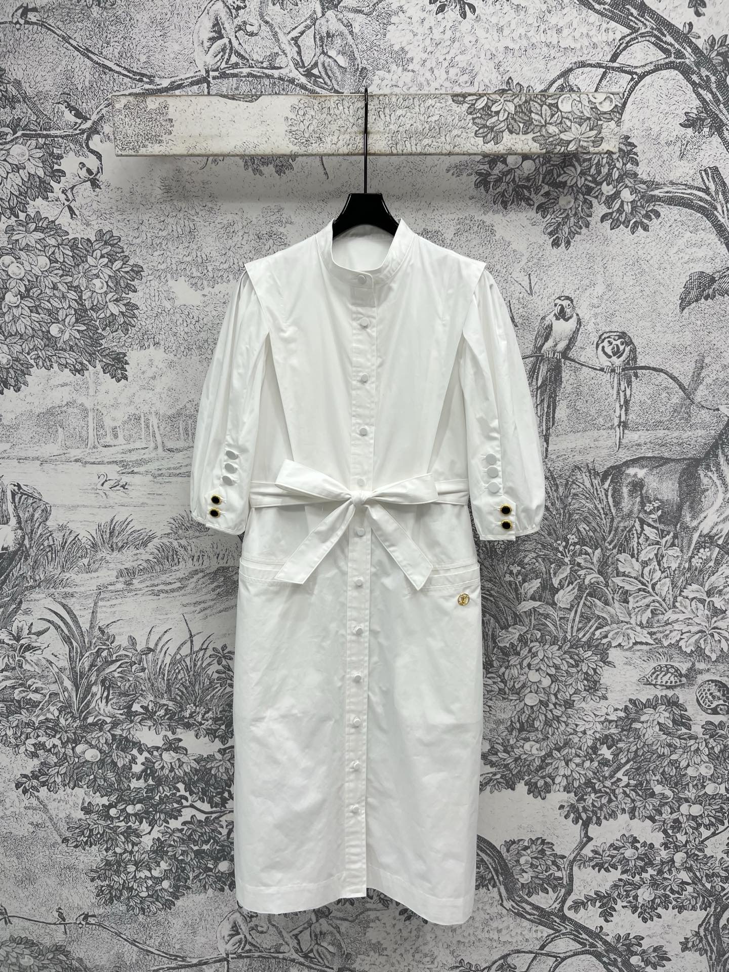 NO:334818,L Home 25 Spring and Summer New Lapel Puff Sleeve Shirt Dress Customized Logo Hardware Decoration Exquisite and Big Brand Just the right Puff Sleeve Design The upper body is full of age-reducing feeling. The little white skirt easily shows a pure and lovely age-reducing girlish feeling. The cloth laces are just right to outline the waist. Dating is simply a perfect three-code SML,,louis vuitton, skirts,alexander wang19860909L家 25春夏新款 翻领泡泡袖衬衣连衣裙 定制的logo五金装饰 精致又大牌 恰到好处的泡泡袖设计 上身减龄感十足 小白裙轻松穿出清纯可人的减龄少女感 本布系带收腰恰到好处勾勒腰身 约会逛简直绝了一色三码 SML,,louis vuitton,skirts,alexander wang,Women's clothing