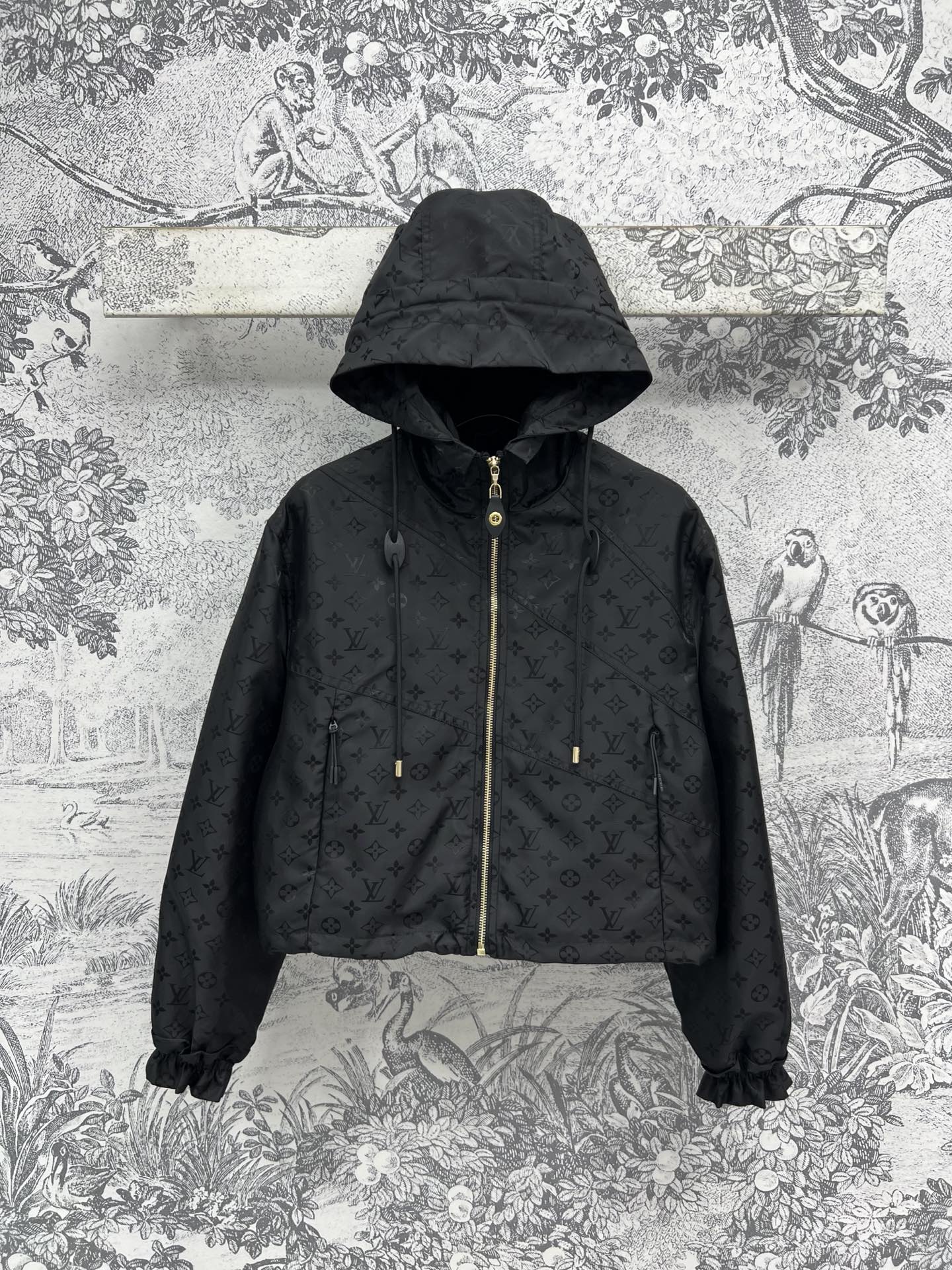 NO:334828,L family 25 spring and summer new style, dark pattern presbyopia hooded jacket, presbyopia coat that can be regarded as a god, the upper body looks too slim and fashionable, the classic presbyopia series that must be released every year, hooded drawstring lace design, furry lace elastic sleeve design, loose short style matching at will, no choice at all, the length is also super good, wind and sun protection are all OK, one color and three codes SML,,louis vuitton, jackets & coats,hats,alexander wang19860909L家 25春夏新款 暗纹老花连帽外套 可以封神的老花外套 上身太显瘦时髦了 每年必出的经典老花系列 连帽抽绳系带设计 木耳花边松紧衣袖设计 宽松短款版型随意搭配 完全不会挑身材 长度也是超显个 防风防晒都很ok 一色三码 SML,,louis vuitton,jackets & coats,hats,alexander wang,Women's clothing