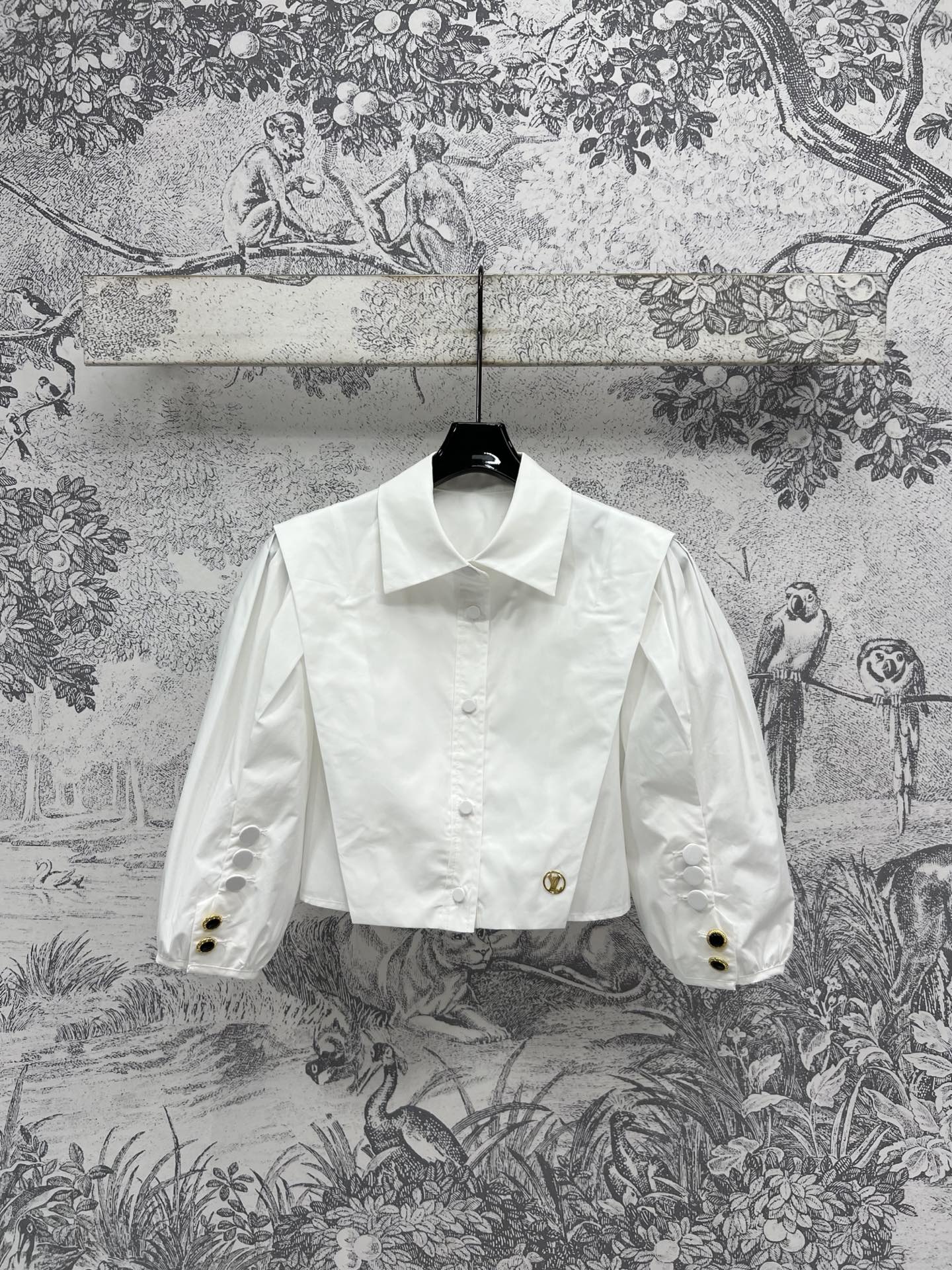 NO:334820,240L Home 25 Spring and Summer New Lapel Puff Sleeve Short Shirts Daily versatile items Matching suits Vests Various handsome styles Customized logo hardware decoration Exquisite and big brands Just right puff sleeve design The upper body is full of age reduction The short style design It looks good with various short skirts and shorts The upper body looks slim and versatile and fashionable One color three sizes SML,,louis vuitton, skirts, shorts, alexander wang19860909240L家 25春夏新款 翻领泡泡袖短款衬衣 日常百搭小单品 搭配西服 马甲 各种帅气的造型 定制的logo五金装饰 精致又大牌 恰到好处的泡泡袖设计 上身减龄感十足 版型偏短款设计 搭配各种短裙短裤都很好看 上身显瘦又百搭洋气 一色三码 SML,,louis vuitton,skirts,shorts,alexander wang,Women's clothing