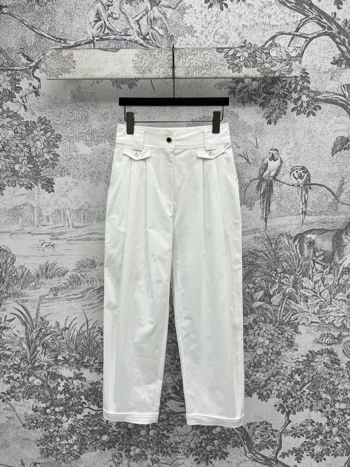 NO:334824,L's new spring and summer 25 new styles, high-waisted pleated cigarette pants, lazy and casual recommendations, daily matching is too necessary, handsome and stylish, can not only wear a sporty casual style, but also bring out a fashionable and age-reducing combination, huge long legs, three-digit one color SML,,louis vuitton,alexander wang19860909L家 25春夏新款 高腰压褶烟管裤 慵懒休闲推荐 日常搭配太需要了 帅气有型 既能穿出运动的休闲风 也能带出时尚减龄好搭配 巨显大长腿 一色三码 SML,,louis vuitton,alexander wang,Women's clothing