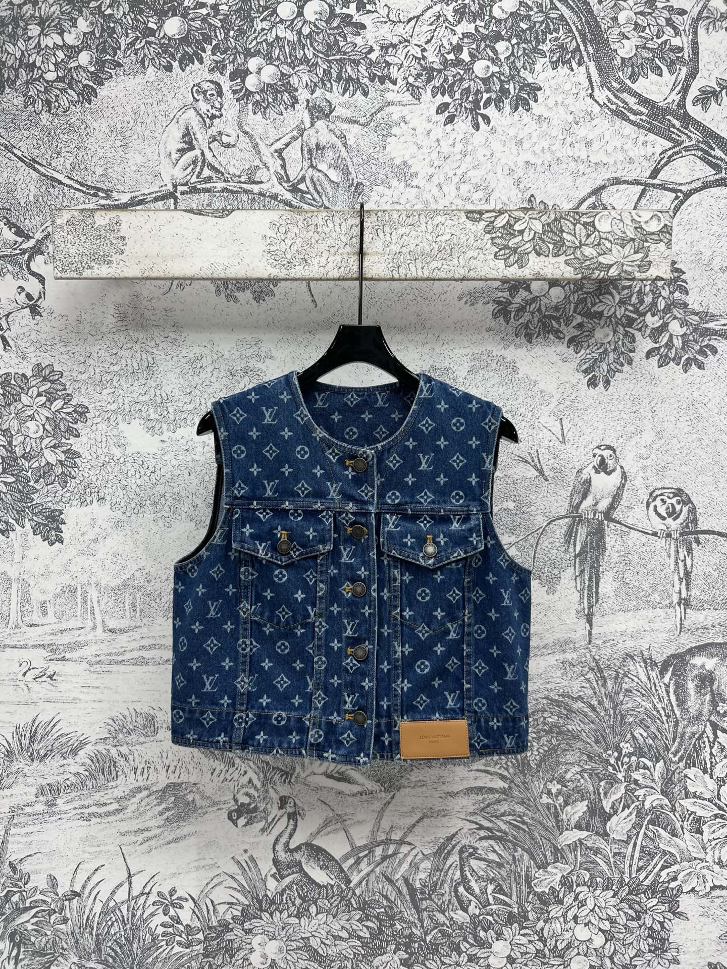 NO:334837,L family 25 spring and summer new style, classic old-fashioned denim series, vest short top   vest jacket   zipper short skirt   five-point pants, three-dimensional cut, versatile and not picky, high-waisted A-line skirt, a series of matching, versatile and not picky, easy to create long legs with three-seven proportions, classic old-fashioned patterns on the screen, super eye-catching, cool and cool, fashionable and versatile, one-color three-code SML,, louis vuitton, skirts, jackets & coats, alexander wang19860909L家 25春夏新款 经典老花牛仔系列 背心短款上衣 马甲外套 拉链短裙 五分裤 立体廓形剪裁百搭不挑人 高腰a字裙型 一系列搭配上身百搭不挑人 轻松打造三七比例大长腿 满屏经典老花图案 吸睛感超赞 又酷又拽 时髦百搭 一色三码 SML,,louis vuitton,skirts,jackets & coats,alexander wang,Women's clothing