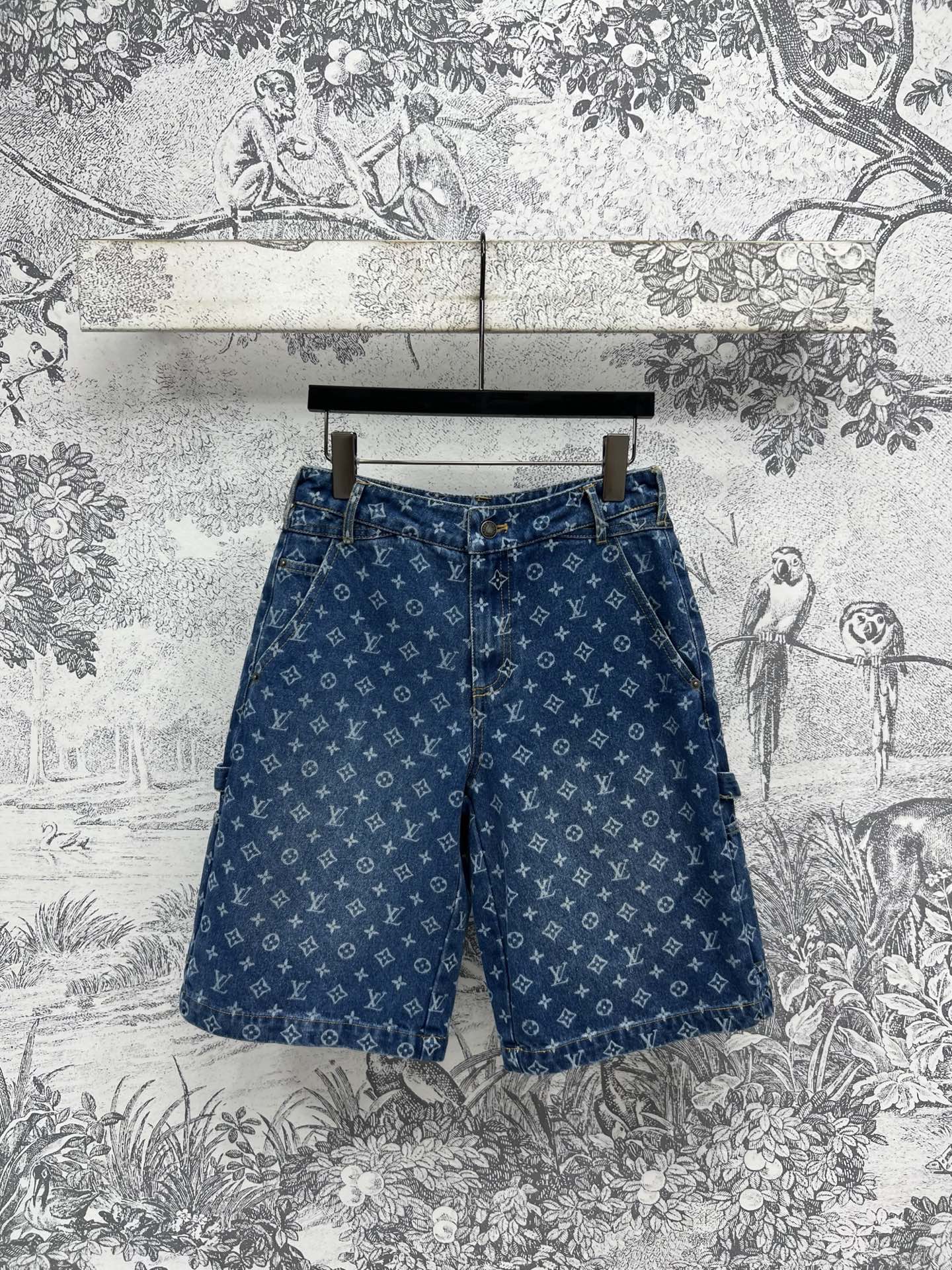 NO:334832,L family 25 spring and summer new style, classic old-fashioned denim series, vest short top   vest jacket   zipper short skirt   five-point pants, three-dimensional cut, versatile and not picky, high-waisted A-line skirt, a series of matching, versatile and not picky, easy to create long legs with three-seven proportions, classic old-fashioned patterns on the screen, super eye-catching, cool and cool, fashionable and versatile, one-color three-code SML,, louis vuitton, skirts, jackets & coats, alexander wang19860909L家 25春夏新款 经典老花牛仔系列 背心短款上衣 马甲外套 拉链短裙 五分裤 立体廓形剪裁百搭不挑人 高腰a字裙型 一系列搭配上身百搭不挑人 轻松打造三七比例大长腿 满屏经典老花图案 吸睛感超赞 又酷又拽 时髦百搭 一色三码 SML,,louis vuitton,skirts,jackets & coats,alexander wang,Women's clothing