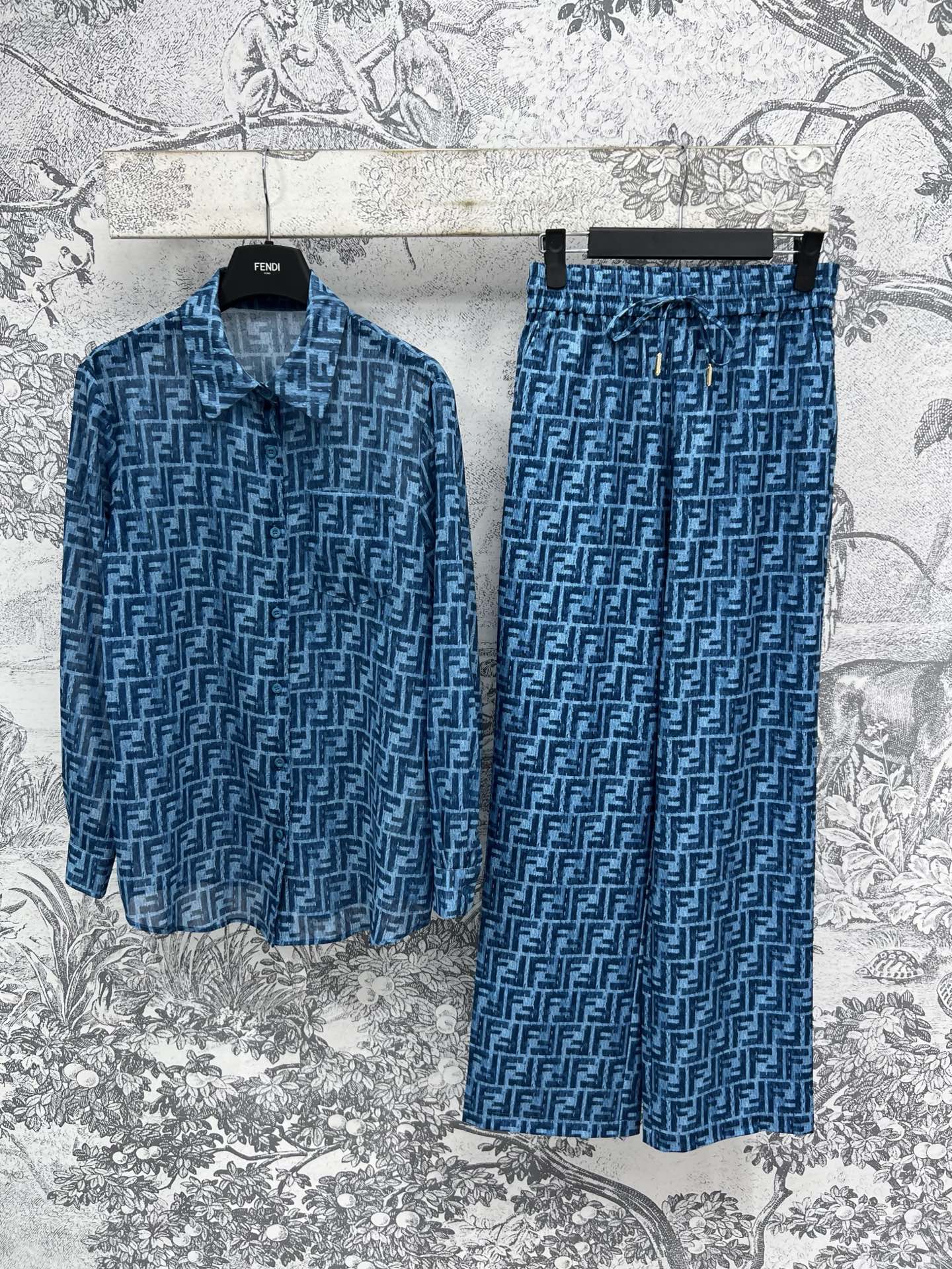 NO:335246,Tops, pants, FD home, new spring and summer 25 styles, FF printed shirt   high-waist casual pants, blue full-barrel double f print details, versatile and high-end, those who like presbyopia must not miss it, very durable and practical, basic shirt style is versatile and not picky, very nice in daily commuting or important occasions, one color and three codes SML,,dior,shirts,alexander wang19860909上衣 裤子FD家 25春夏新款 FF印花衬衫 高腰休闲裤 蓝色满弹幕双f印花细节 上身百搭又高级 喜欢老花的一定不要错过 非常的耐看实穿 基础衬衫版型百搭不挑人 日常通勤或者是重要场合都很nice 一色三码 SML,,dior,shirts,alexander wang,Women's clothing