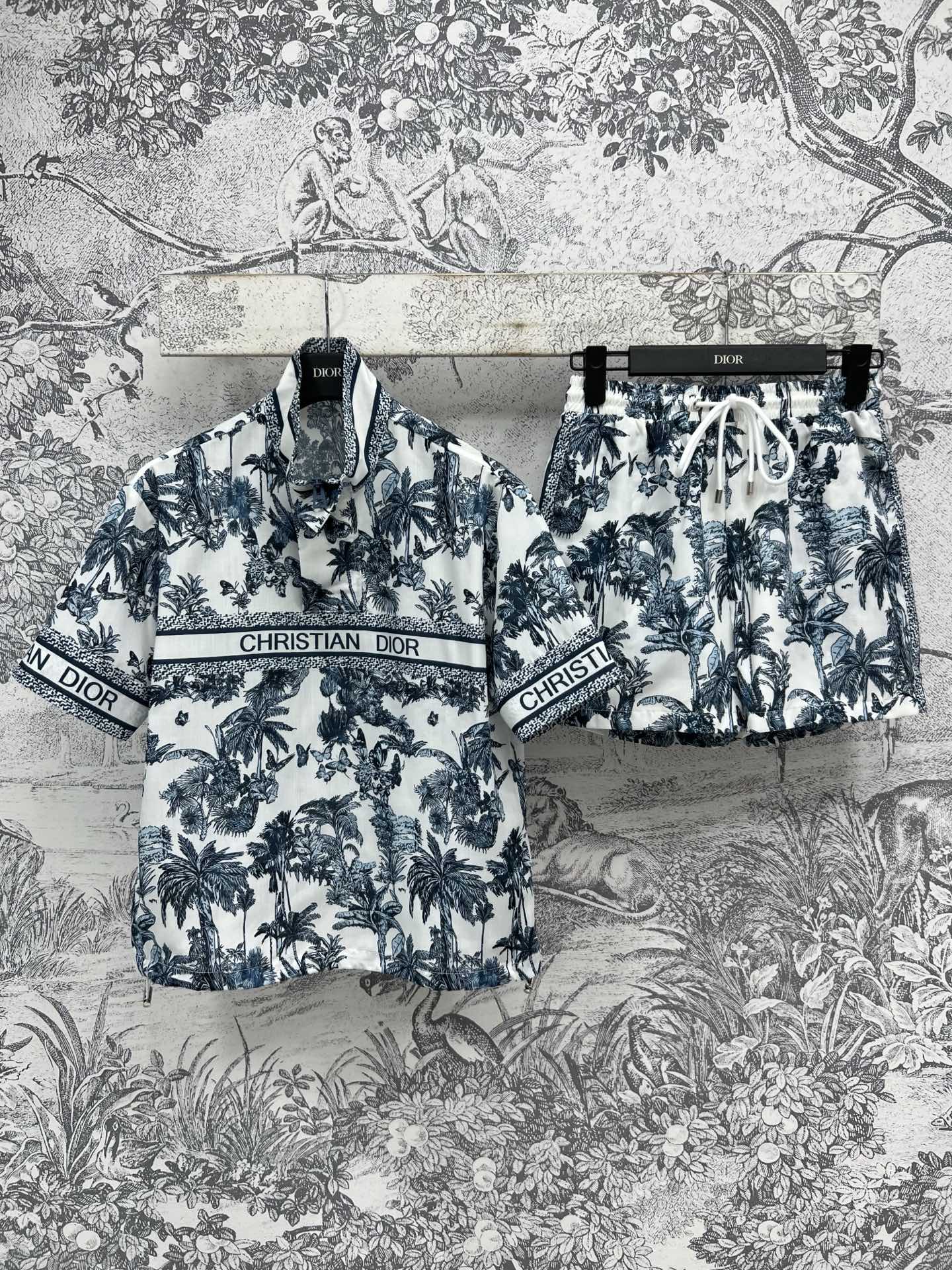 NO:335252,D Home 25 Spring and Summer New Coconut Printing Casual Stand Collar Short Sleeve Top   High Waist Elastic Sports Shorts Light Gauze Fabric Super Suitable for hot summer Comfortable breathable Refreshing and cool Retro Coconut Print French Elegant Temperament Overall fixed-dye fabric with active printing craftsmanship is luxurious and fashionable, full of high-end feeling, full of age-reducing girlish feeling, can be sweet or salty, both sports and casual, one color three codes SML,,dior, shorts, T-shirt, alexander wang19860909D家 25春夏新款 椰树印花休闲立领短袖上衣 高腰松紧运动短裤 轻薄的纱质面料 超级适合炎炎夏日 舒适透气清爽凉快 复古椰树印花法式优雅气质 整体定染面料搭配活性印花工艺奢华时髦 高级感满满 上身减龄少女感十足 可甜可咸 运动休闲都可 一色三码 SML,,dior,shorts,T-shirt,alexander wang,Women's clothing