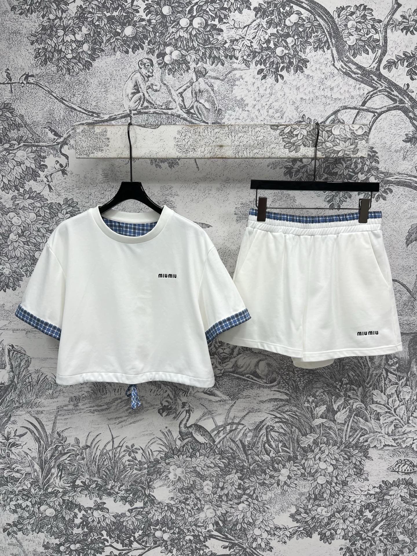 NO:335259,Miu 25 spring and summer new style, spliced ​​plaid casual suit, round neck short-sleeved top   double waist shorts, super age-reducing and girlish color, top sleeves, spliced ​​plaid drawstring design, clean and age-reducing waist elastic high waist design, lengthening leg proportion, side positioning letter embroidery pattern, a set of upper body looks slim and playful and elegant, summer must have, two colors and three codes, SML,,miumiu, shorts, T-shirt, alexander wang19860909Miu 25春夏新款 拼接格纹休闲套装 圆领短袖上衣 双腰头短裤 超级减龄又少女的色系 上衣衣袖 衣摆内衬拼接格纹抽绳设计 干净利落又减龄 腰部松紧高腰设计 拉长腿部比例 侧边定位的字母刺绣图案 一套上身显瘦又俏皮优雅 夏季必备 两色三码 SML,,miumiu,shorts,T-shirt,alexander wang,Women's clothing