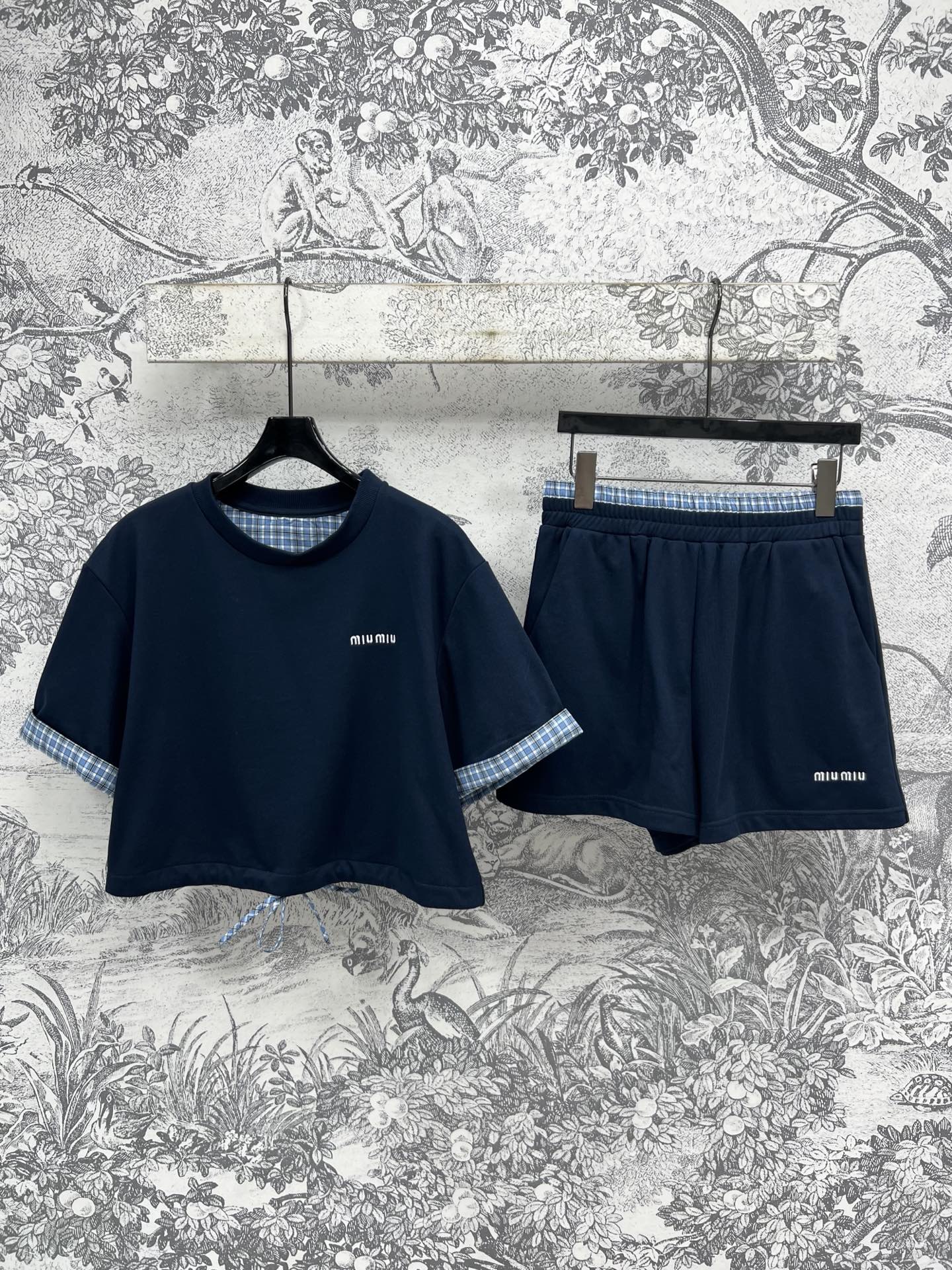 NO:335262,Miu 25 spring and summer new style, spliced ​​plaid casual suit, round neck short-sleeved top   double waist shorts, super age-reducing and girlish color, top sleeves, spliced ​​plaid drawstring design, clean and age-reducing waist elastic high waist design, lengthening leg proportion, side positioning letter embroidery pattern, a set of upper body looks slim and playful and elegant, summer must have, two colors and three codes, SML,,miumiu, shorts, T-shirt, alexander wang19860909Miu 25春夏新款 拼接格纹休闲套装 圆领短袖上衣 双腰头短裤 超级减龄又少女的色系 上衣衣袖 衣摆内衬拼接格纹抽绳设计 干净利落又减龄 腰部松紧高腰设计 拉长腿部比例 侧边定位的字母刺绣图案 一套上身显瘦又俏皮优雅 夏季必备 两色三码 SML,,miumiu,shorts,T-shirt,alexander wang,Women's clothing