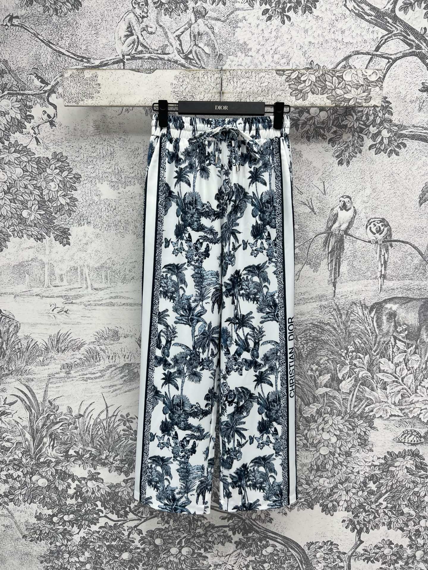 NO:335266,D Home 25 Spring and Summer New Retro Coconut Tree Printed Casual Pants Elastic waist tether design Medium and high waist straight pants style Super long legs Retro Coconut Tree Printed Pattern is eye-catching and fashionable, the upper body is not covered with flesh, super comfortable feeling, three-code one color SML, dior, alexander wang19860909D家 25春夏新款 复古椰树印花休闲裤 松紧腰系绳设计 中高腰的直简裤型 版型超显大长腿 复古椰树印花图案吸睛时髦 上身不贴肉 舒适感超级好 一色三码 SML,,dior,alexander wang,Women's clothing