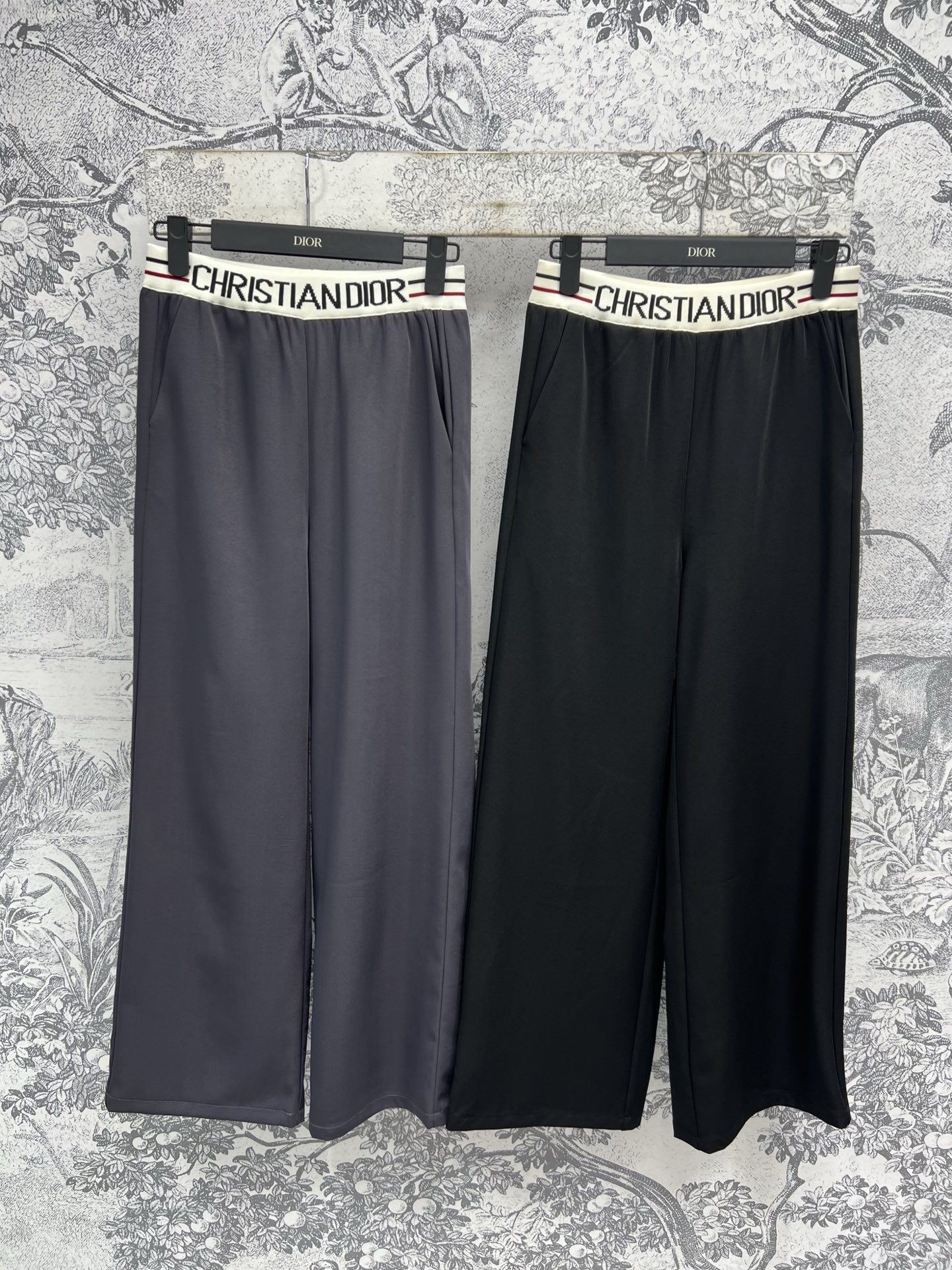 NO:335270,D Home 25 Spring and Summer New Logo Elastic waist striped wide-leg pants logo webbing elastic waist design is easy to control for any body. High waist wide-leg style is super easy to match. Any item can be matched. The upper body becomes long legs in seconds. It is very good for daily leisure on the street. Two colors and three codes. SML, dior, alexander wang19860909D家 25春夏新款 logo松紧腰条纹阔腿裤logo织带松紧腰头设计任何身材都好驾驭 高腰阔腿版型 超级好搭配 任何单品都可搭配 上身秒变大长腿 日常出街休闲都很不错 两色三码 SML,,dior,alexander wang,Women's clothing