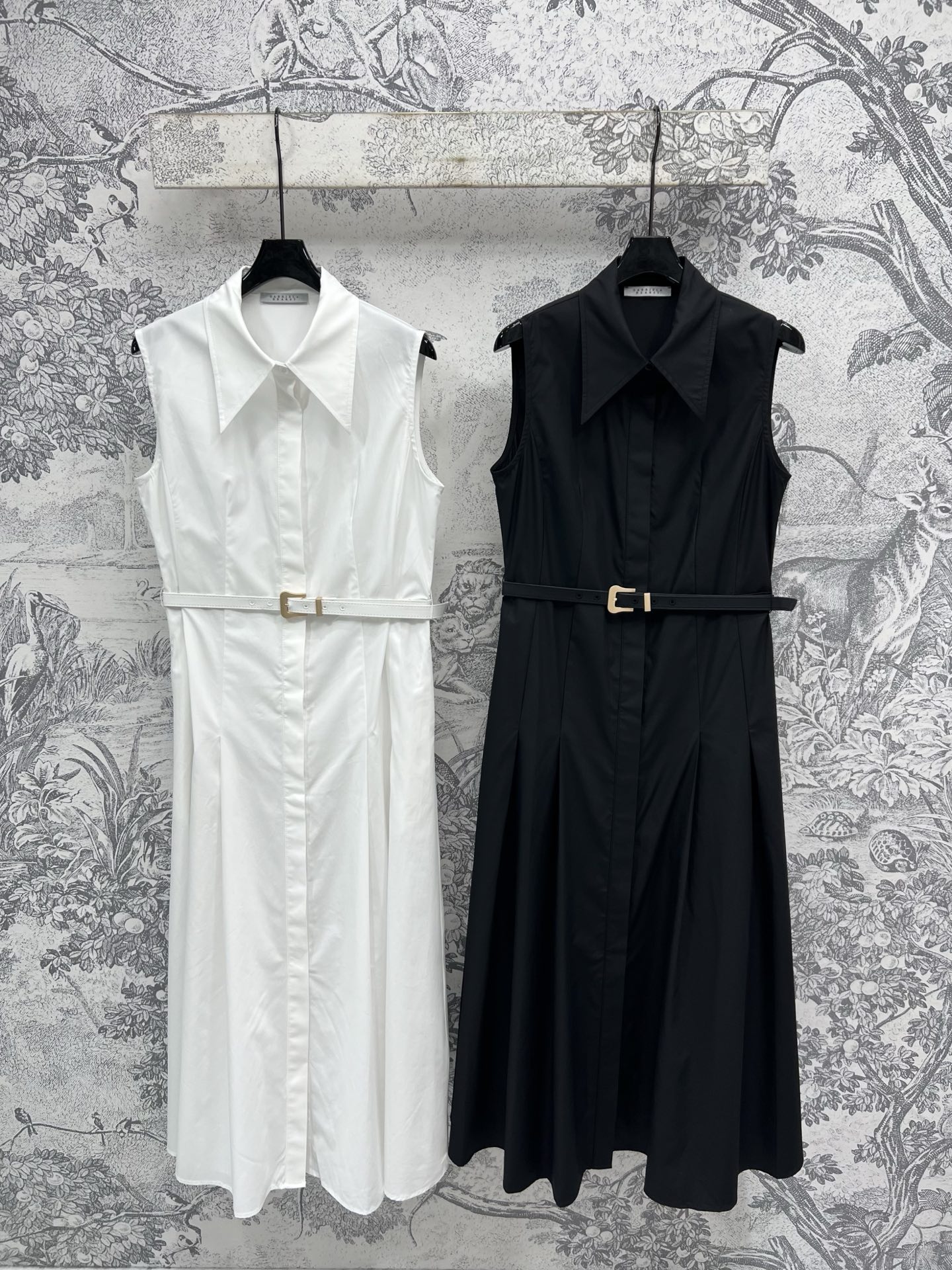 NO:335263,New spring and summer style, lapel sleeveless lined dress, classic temperament, small lapel, double-sided pocket decoration, slim shirt style, sleeveless waist-hugging large skirt design, super tall body proportion, leather belts, waist-hugging and slim and temperament, everlasting fashion, perfectly adapted to various occasions, two colors and three codes, SML, skirts, alexander wang19860909春夏新款 翻领无袖衬式连衣裙 经典气质小翻领 双侧口袋装饰 衬衣修身版型 无袖收腰大裙摆设计 超显高挑身材比例 腰间还搭配皮革腰带收腰显瘦又气质 万年不衰的时髦 完美的适应各种场合 两色三码 SML,,skirts,alexander wang,Women's clothing