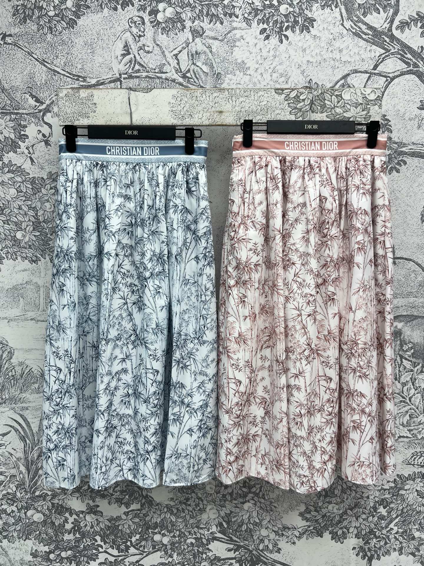 NO:335274,D Home 25 Spring and Summer New Style Ink and Wash Bamboo Forest Printed Skirt Elegant and elegant temperament Simple and elegant design Suitable for wearing in all occasions Fashionable and retro bamboo forest prints Add points to the upper body and make you look slim. Fixed cotton fabric fabric. The texture is soft and breathable. Two colors and three codes. SML, dior, skirts, alexander wang19860909D家 25春夏新款 水墨竹林印花半身裙 优雅气质简约大方的设计 适合各种场合穿着 时髦复古的竹林印花 上身加分又显瘦 定织的纯棉布面料 面料质感轻柔透气 两色三码 SML,,dior,skirts,alexander wang,Women's clothing