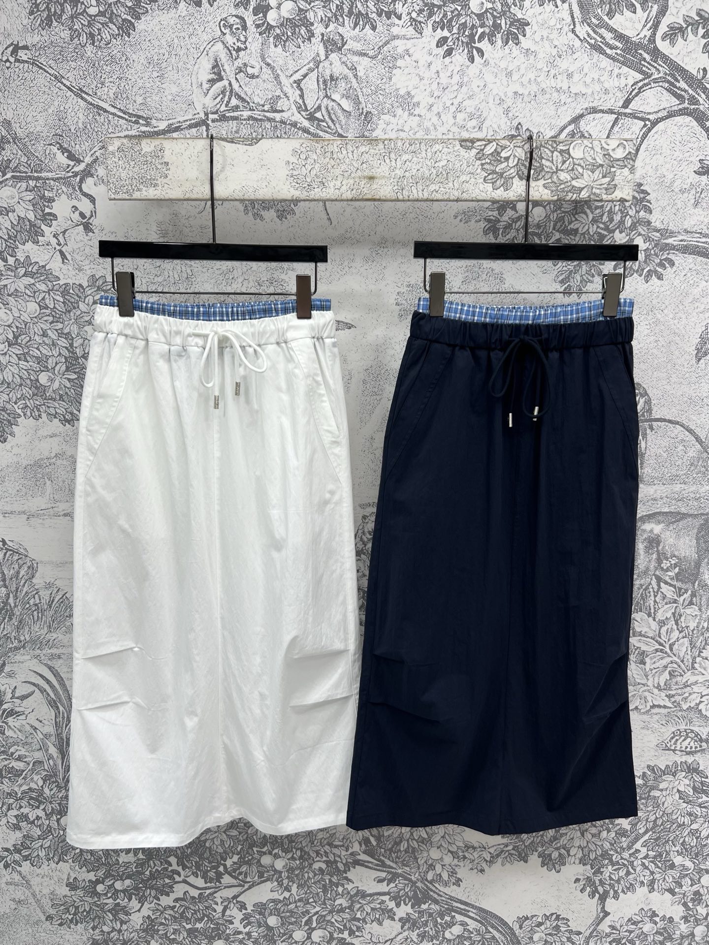 NO:335278,Miu 25 spring and summer new style, double waist pleated skirt, plaid spliced ​​double waist lace design, pleated design on both sides of the skirt, super cool and handsome, the upper body is super versatile, cool and show the figure, super fashionable, it's very good to wear a short T-shirt, two colors and three sizes SML,,miumiu, skirts, alexander wang19860909Miu 25春夏新款 双腰头褶皱半身裙 格纹拼接双腰头抽绳设计 裙身两侧褶皱设计 走起路来超级拉风 面料也是那种很酷帅的 上身超级百搭 酷帅又显身材 超级时髦 搭个小短T就很不错哦 两色三码 SML,,miumiu,skirts,alexander wang,Women's clothing