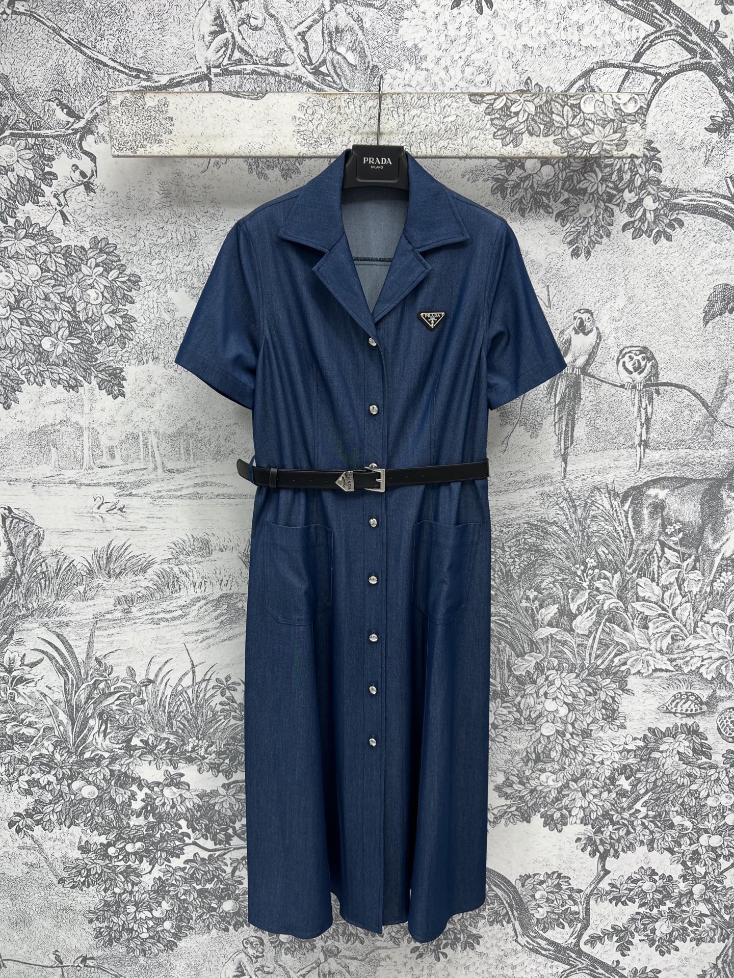 NO:335271,PD Home 25 Spring and Summer New Style Triangle Lapel Design Decorated Denim Dress Temperate Lapel Design Short Sleeve Open-Class Button Three-dimensional Slim Skirt Hem Clipping Enamel Inverted Triangle Lapel Embellishment Easily Divides Body Scale Racing Easy to Divide the Body Scale Positive Sense of the Body, Catching the cool and handsome, age-reducing girlish feeling, everyday street photography, one color, three codes SML, dior, skirts, T-shirt, alexander wang19860909PD家 25春夏新款 三角标腰带装饰牛仔连衣裙 气质的翻领设计 短袖开襟纽扣 立体修身裙摆剪裁 涂珐琅倒三角标腰带点缀 上身轻松分割身材比例 拿捏酷帅减龄少女感 日常街拍绝绝子 一色三码 SML,,dior,skirts,T-shirt,alexander wang,Women's clothing