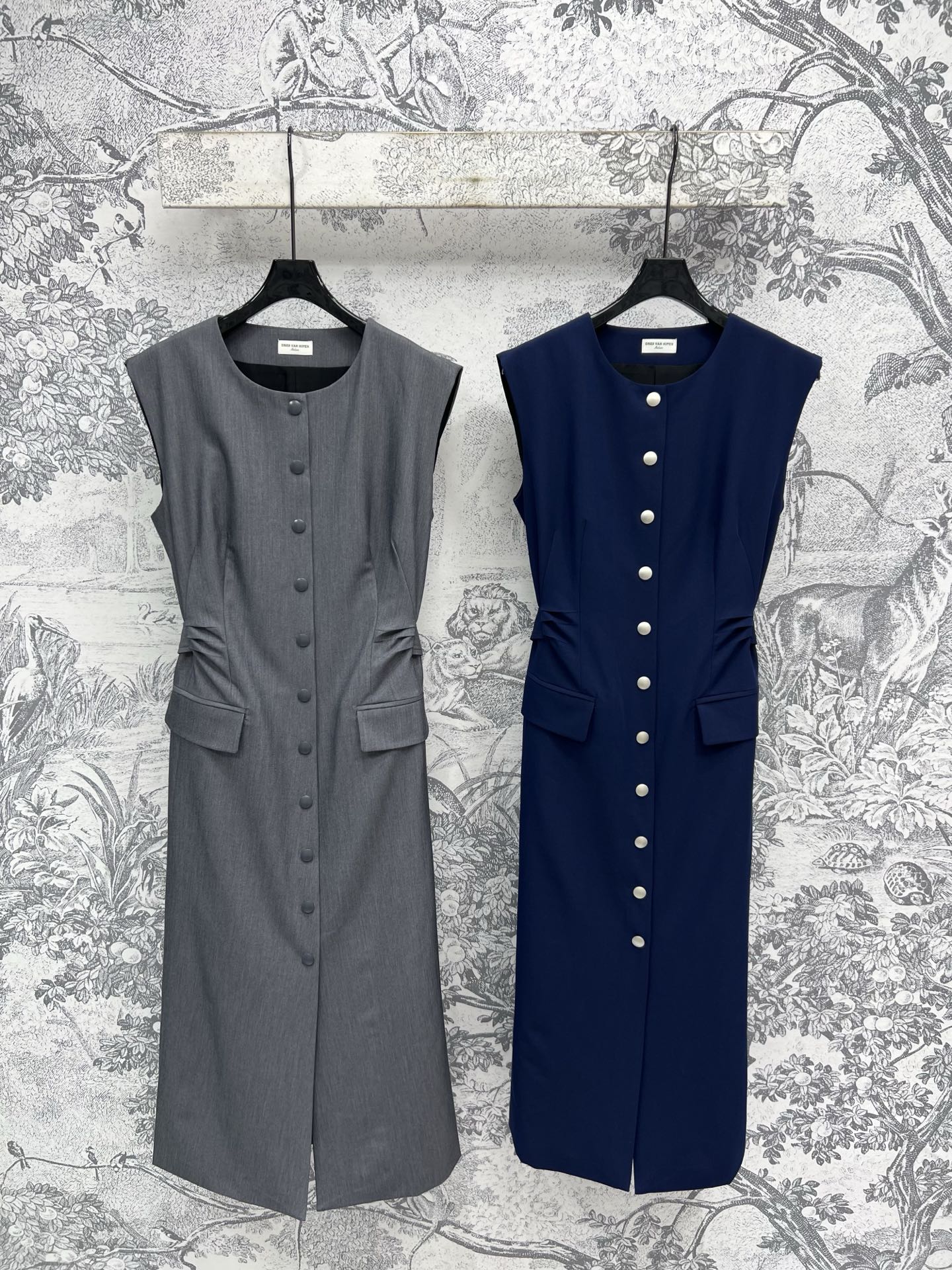 NO:335267,New spring and summer style vest pleated dress with pleated sides, elegant, simple and generous, the upper body has the feeling of a retro family lady. Paired with a cloth belt to tighten the waist, outline the waist and improve the waistline, perfectly lengthen the body, slim and advanced, the gentle and elegant design is very popular, and can be easily controlled in all occasions, simple and versatile, two colors and three codes, SML, skirts, alexander wang19860909春夏新款 背心褶皱连衣裙 两侧褶皱设计 优雅简洁大方 上身超级有复古世家小姐的感觉 搭配本布腰带收腰 勾勒腰身提高腰线 完美拉长身材比列 显瘦又高级 温柔优雅的小设计深得人心 各种场合都能轻松驾驭 简约又百搭 两色三码 SML,,skirts,alexander wang,Women's clothing