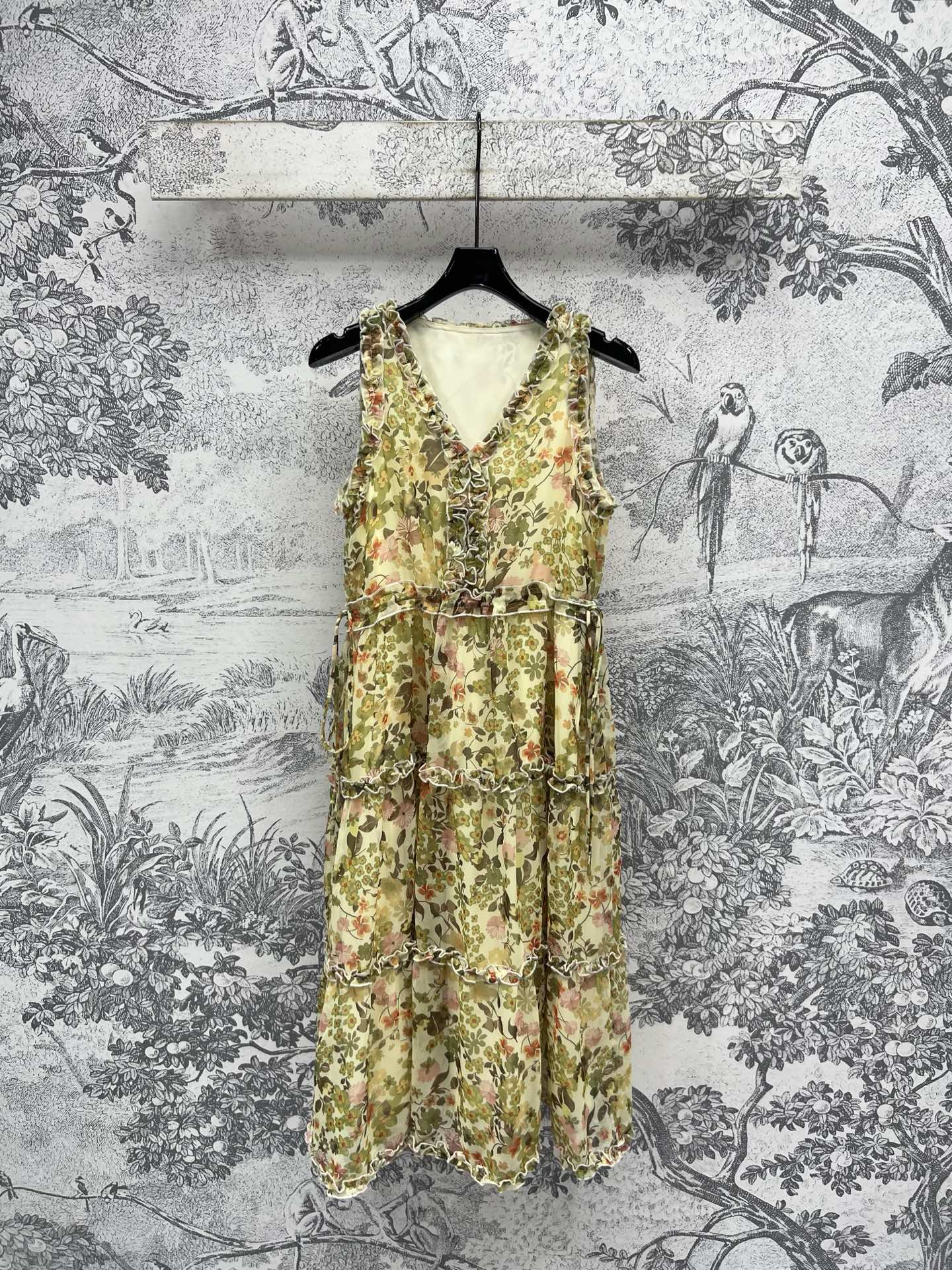 NO:335275,New spring and summer style, small floral vest dress, age-reducing and temperamental wood ear design, V-neck sleeveless waist-retracting large long skirt, age-reducing and girlish temperament, retro and romantic temperament, summer fairy atmosphere, one color three codes SML, skirts, alexander wang19860909春夏新款 小碎花背心连衣裙 减龄又气质的木耳边设计 V领无袖收腰大长裙摆减龄少女气质 自带复古又浪漫气质 夏季的仙女气息 一色三码 SML,,skirts,alexander wang,Women's clothing