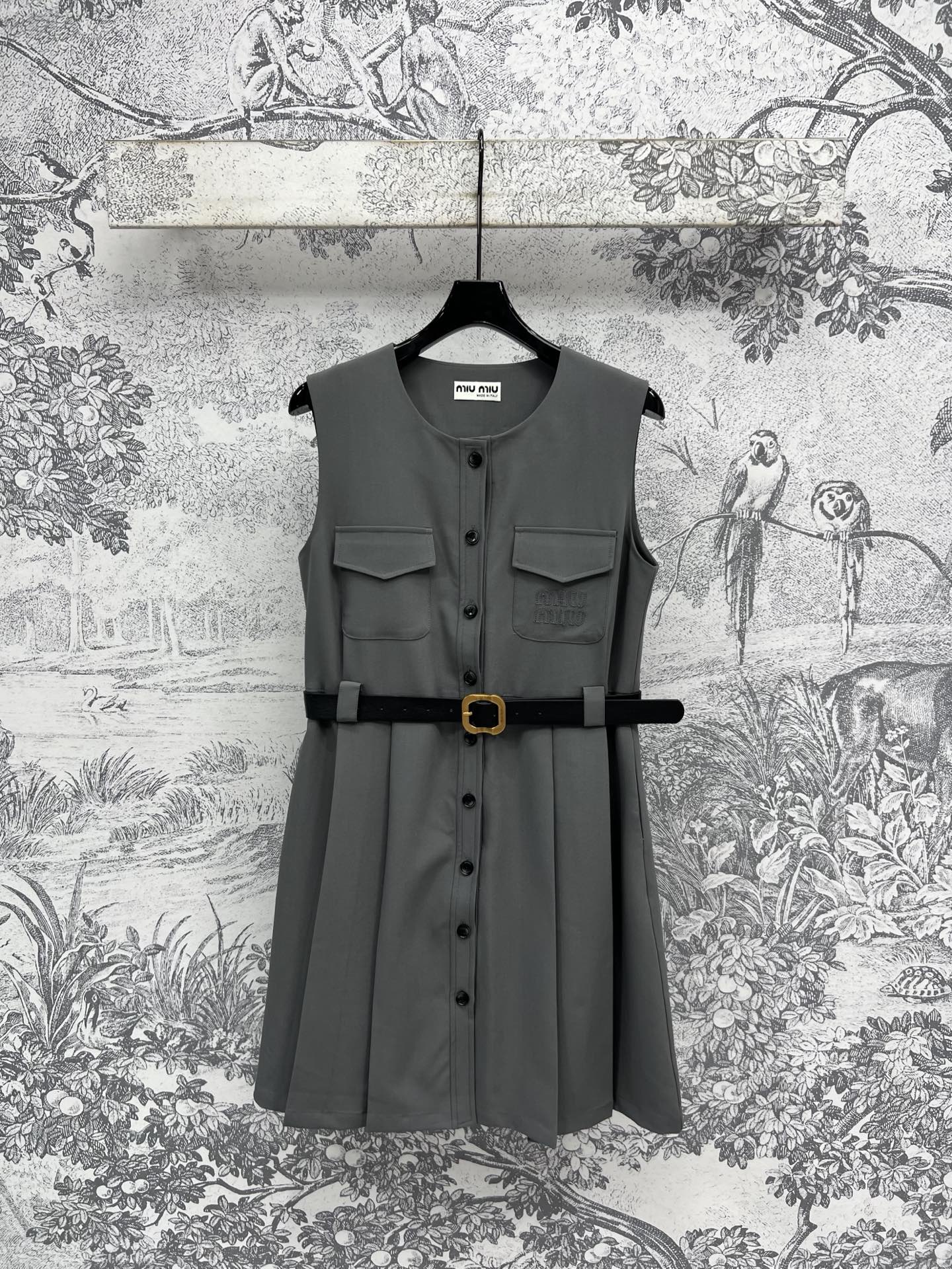 NO:335279,Miu 25 spring and summer new style, work style sleeveless pleated dress, round neck sleeveless design, loose and slimming, chest with letter patch embroidery logo embellishment, hardware letters and leather belt waist-hugging, perfectly divided body proportions, upper body looks slim and fashionable, sweet or salty, versatile and not picky about body shape, pleated skirt, age-reducing and temperament, upper body is sweet and cool, age-reducing girl in one color and three codes SML, miumiu, skirts, alexander wang19860909Miu 25春夏新款 工装风无袖压褶连衣裙 圆领无袖设计 宽松又显瘦 胸前口带字母贴布刺绣Logo点缀 五金字母皮革腰带收腰 完美分割身材比例 上身显瘦又时髦 可甜可咸百搭不挑身材 压褶裙摆 减龄又有气质 上身妥妥甜酷减龄少女一色三码 SML,,miumiu,skirts,alexander wang,Women's clothing