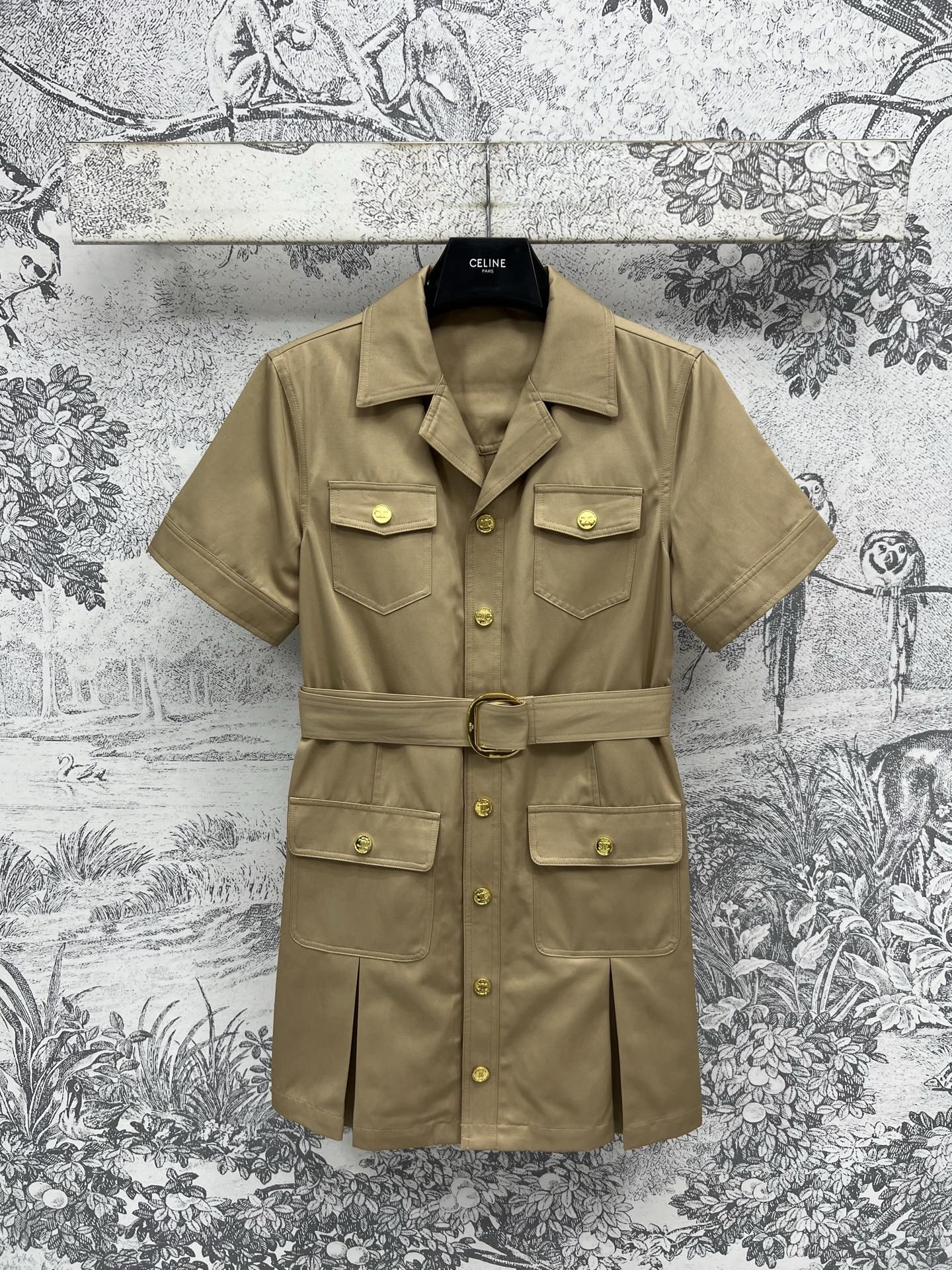 NO:335282,CE Home 25 Spring and Summer New Khaki Workwear Style Dress Khaki looks so slim and workwear Style is simply amazing Super fashionable and popular Every girl has a workwear style dress. The upper body is cool and handsome. Customized logo breasted embellishment. Temperament lapels. Logo cloth laces and waists are tied to easily divide the body proportions. It grasps cool and handsome girlish feeling. Daily street photography is absolutely unique. One color and three codes. SML, skirts, alexander wang.19860909CE家 25春夏新款 卡其色工装风连衣裙 卡其色简直太显瘦拉 工装风简直绝了 超级时髦流行 每个女孩都会有一款工装风的连衣裙 上身又酷又帅 定制Logo排扣点缀 气质翻领 logo本布系带收腰上身轻松分割身材比例 拿捏酷帅减龄少女感 日常街拍绝绝子 一色三码 SML,,skirts,alexander wang,Women's clothing