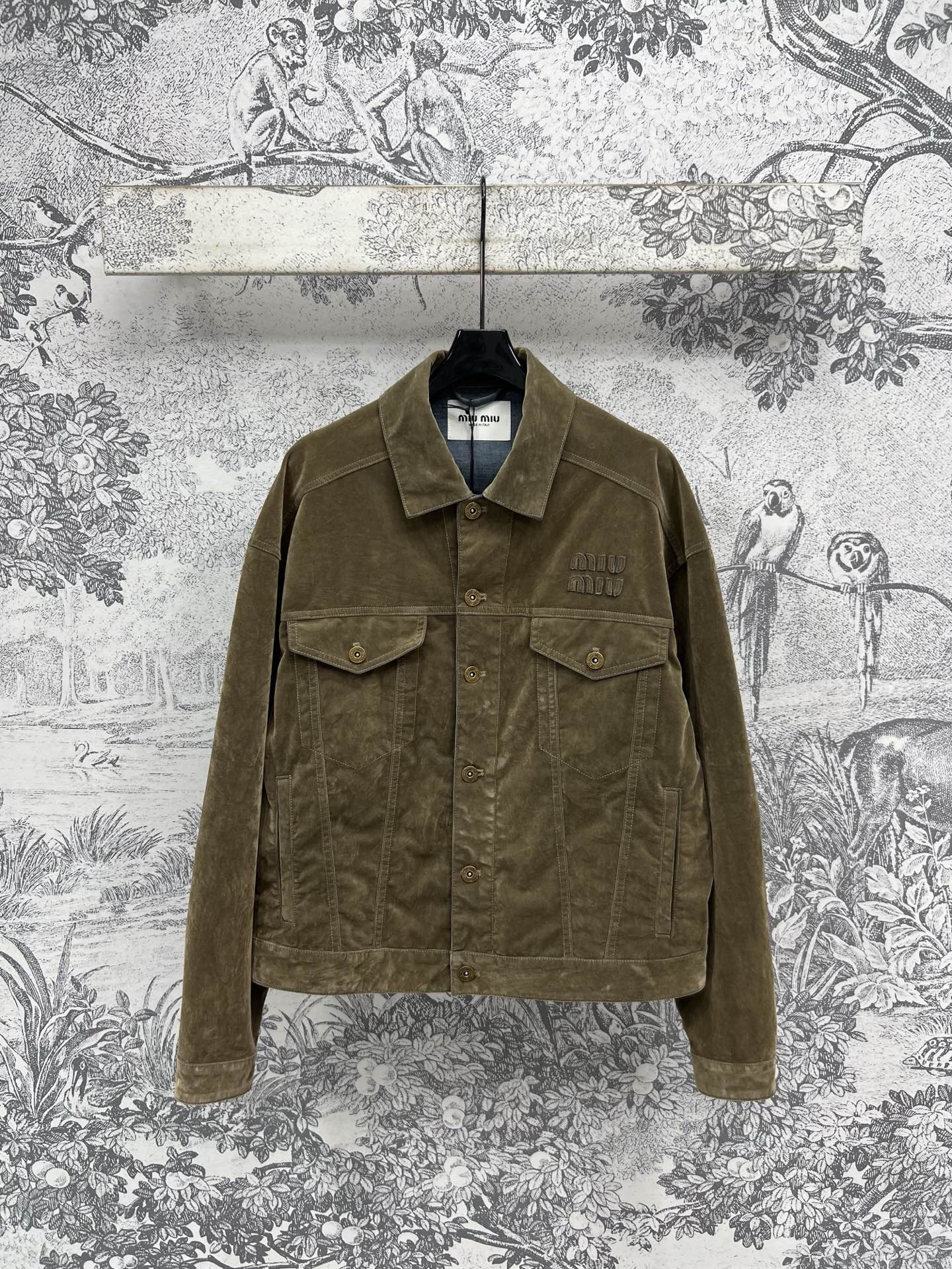 NO:335285,Miu 25 spring and summer new style embroidered logo corduroy series lapel jacket jacket   lapel vest jacket nostalgic fashionable super handsome patches low-key luxury loose fit easily divide body proportions visual legs 1.8 meters long can be sweet or salty temperament and girlish style versatile and not picky. One color three codes SML,,miumiu, jackets & coats, jackets & coats,alexander wang19860909Miu 25春夏新款 刺绣徽标灯芯绒系列 翻领夹克外套 翻领马甲外套 怀旧时髦感超级帅气 贴布刺绣字母Logo低调奢华 宽松版型轻松分割身材比例 视觉腿长一米八 可甜可盐 气质减龄少女风 百搭不挑人 一色三码 SML,,miumiu,jackets & coats,jackets & coats,alexander wang,Women's clothing