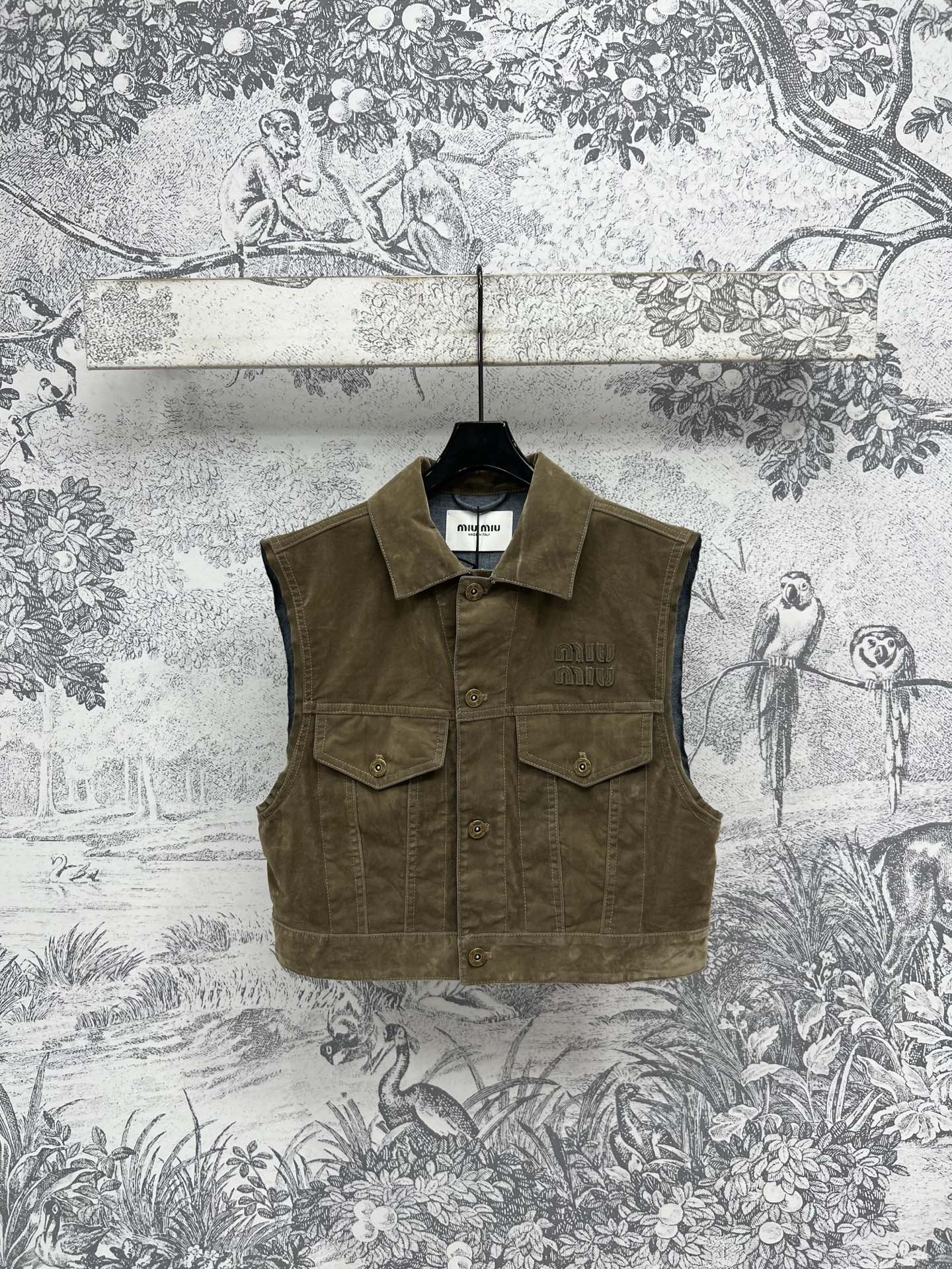 NO:335291,Miu 25 spring and summer new style embroidered logo corduroy series lapel jacket jacket   lapel vest jacket nostalgic fashionable super handsome patches low-key luxury loose fit easily divide body proportions visual legs 1.8 meters long can be sweet or salty temperament and girlish style versatile and not picky. One color three codes SML,,miumiu, jackets & coats, jackets & coats,alexander wang19860909Miu 25春夏新款 刺绣徽标灯芯绒系列 翻领夹克外套 翻领马甲外套 怀旧时髦感超级帅气 贴布刺绣字母Logo低调奢华 宽松版型轻松分割身材比例 视觉腿长一米八 可甜可盐 气质减龄少女风 百搭不挑人 一色三码 SML,,miumiu,jackets & coats,jackets & coats,alexander wang,Women's clothing