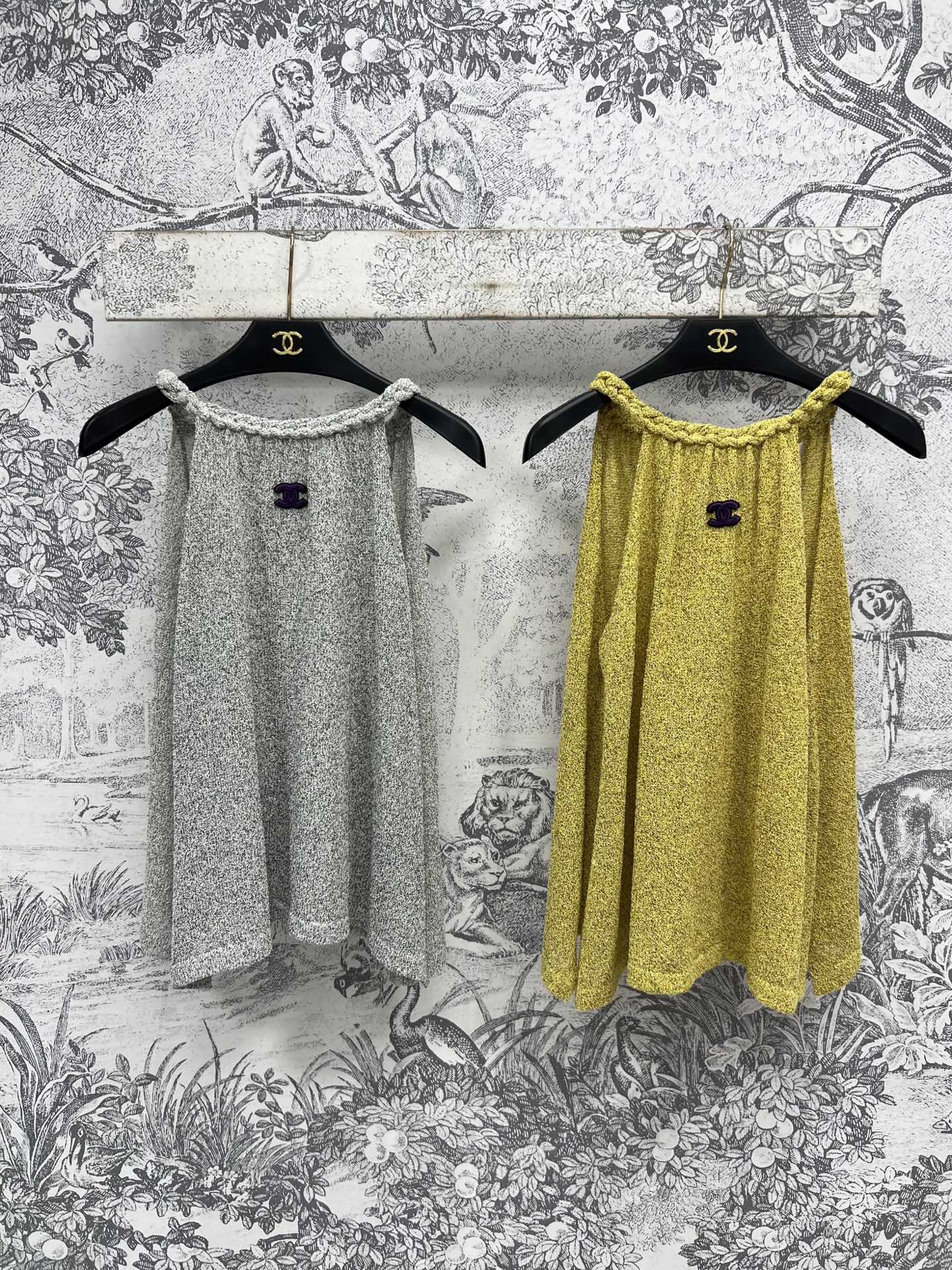 NO:335297,Xiaoxiang style 25 spring and summer new logo letter knitted suspender vest fashionable and comfortable items, double C embroidery on the chest, base and wear outside, essential matching items, two colors and three codes SML,,alexander wang19860909小香风 25春夏新款 logo字母针织吊带背心 时髦又舒服的单品 胸前饰以双C刺绣 内搭打底还外穿都可以 必不可少的搭配单品 两色三码 SML,,alexander wang,Women's clothing