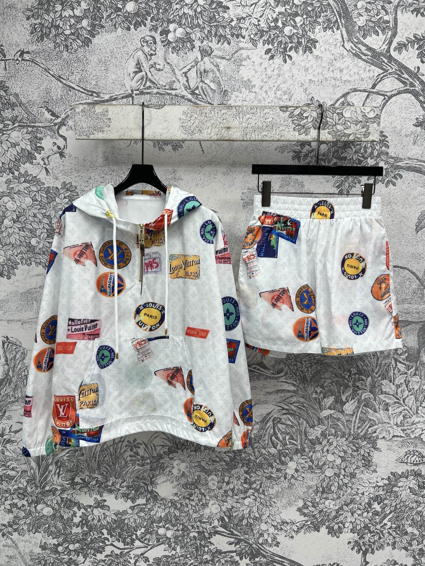 NO:335957,L's new spring and summer style, presbyterian poster printed sports suit, hooded zipper jacket with elastic shorts, a set of casual and fashionable upper body, and a sunscreen jacket in summer, also awesome, good-looking, unrestrained style, loose and slim, with drawstring waist design, custom poster printed dark pattern presbyterian fabric, very eye-catching and age-reducing, excellent details and workmanship, two colors and three codes, SML,,louis vuitton, shorts, jackets & coats,hats,alexander wang19860909L家 25春夏新款 老花海报印花运动套装 连帽拉链外套搭配松紧短裤 一套上身休闲时髦又帅气 夏季当防晒外套也是绝绝子 颜值担当 不挑人的版型宽松且显瘦 自带抽绳收腰设计 定制海报印花暗纹老花面料 非常吸睛减龄 细节做工都很赞 两色三码 SML,,louis vuitton,shorts,jackets & coats,hats,alexander wang,Women's clothing