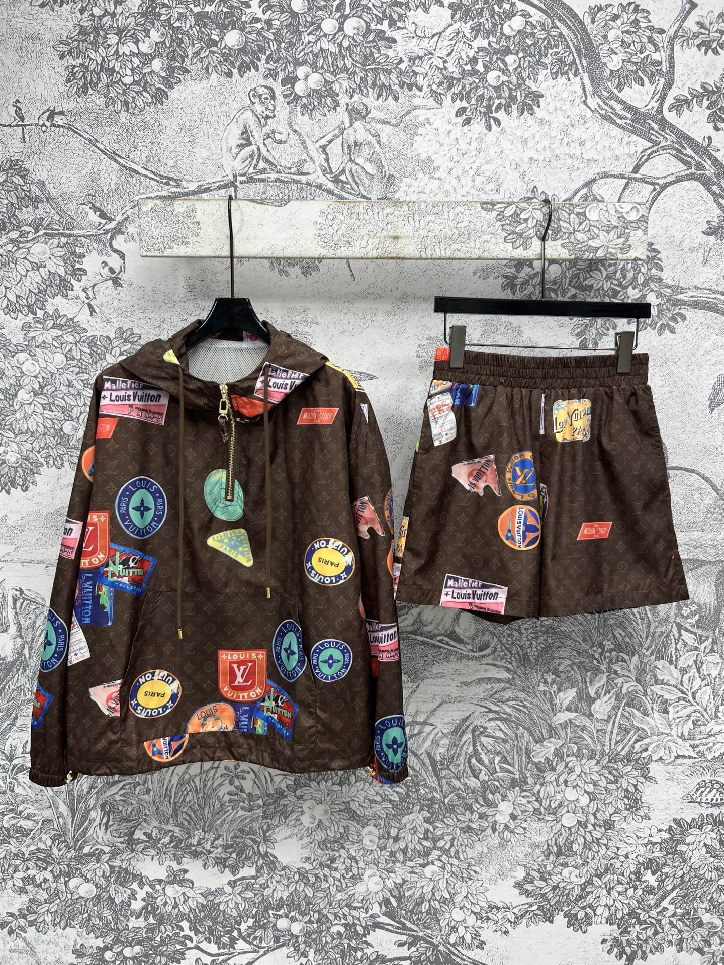 NO:335963,L's new spring and summer style, presbyterian poster printed sports suit, hooded zipper jacket with elastic shorts, a set of casual and fashionable upper body, and is also awesome as a sunscreen jacket in summer. It is also awesome. It is not picky about people. It is loose and slim. It comes with drawstring waist design. Custom poster printed dark pattern presbyterian fabric, which is very eye-catching and age-reducing. The details are very good. Two colors and three codes. SML,,louis vuitton, shorts, jackets & coats,hats,alexander wang19860909L家 25春夏新款 老花海报印花运动套装 连帽拉链外套搭配松紧短裤 一套上身休闲时髦又帅气 夏季当防晒外套也是绝绝子 颜值担当 不挑人的版型宽松且显瘦 自带抽绳收腰设计 定制海报印花暗纹老花面料 非常吸睛减龄 细节做工都很赞 两色三码 SML,,louis vuitton,shorts,jackets & coats,hats,alexander wang,Women's clothing