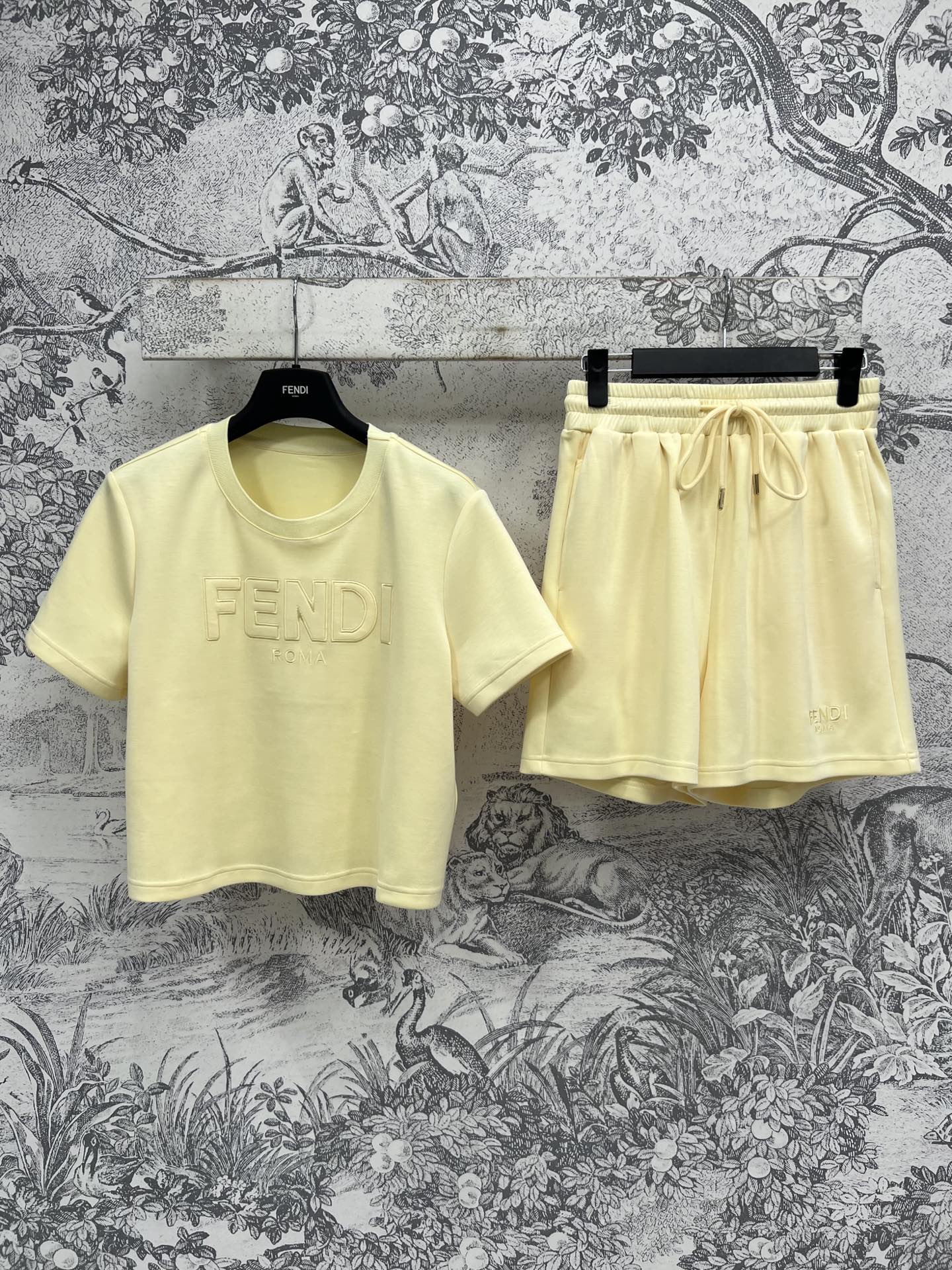 NO:335969,FD Home 25 Spring and Summer New Relief Logo Sweatshirt Set Round-neck Short-sleeved Sweatshirt   Elastic waist shorts Full of youthful and sunny campus feeling Solid color Simple and high-end A set of girlish sense of age-reducing Round-necked neck Modify neck All single-fitting and layering is good Everyday sports and leisure Must-have lazy wear Two-color three-code SML, Dior, hoodie, sweatshirts, shorts, T-shirt, alexander wang19860909FD家 25春夏新款 浮雕logo卫衣套装 圆领短袖卫衣 松紧腰短裤 满满的青春阳光校园感 纯色简约又高级 一套上身满满的减龄少女感 圆领修饰脖颈 单穿叠搭都不错 日常运动休闲必备懒人穿 两色三码 SML,,dior,hoodie,sweatshirts,shorts,T-shirt,alexander wang,Women's clothing