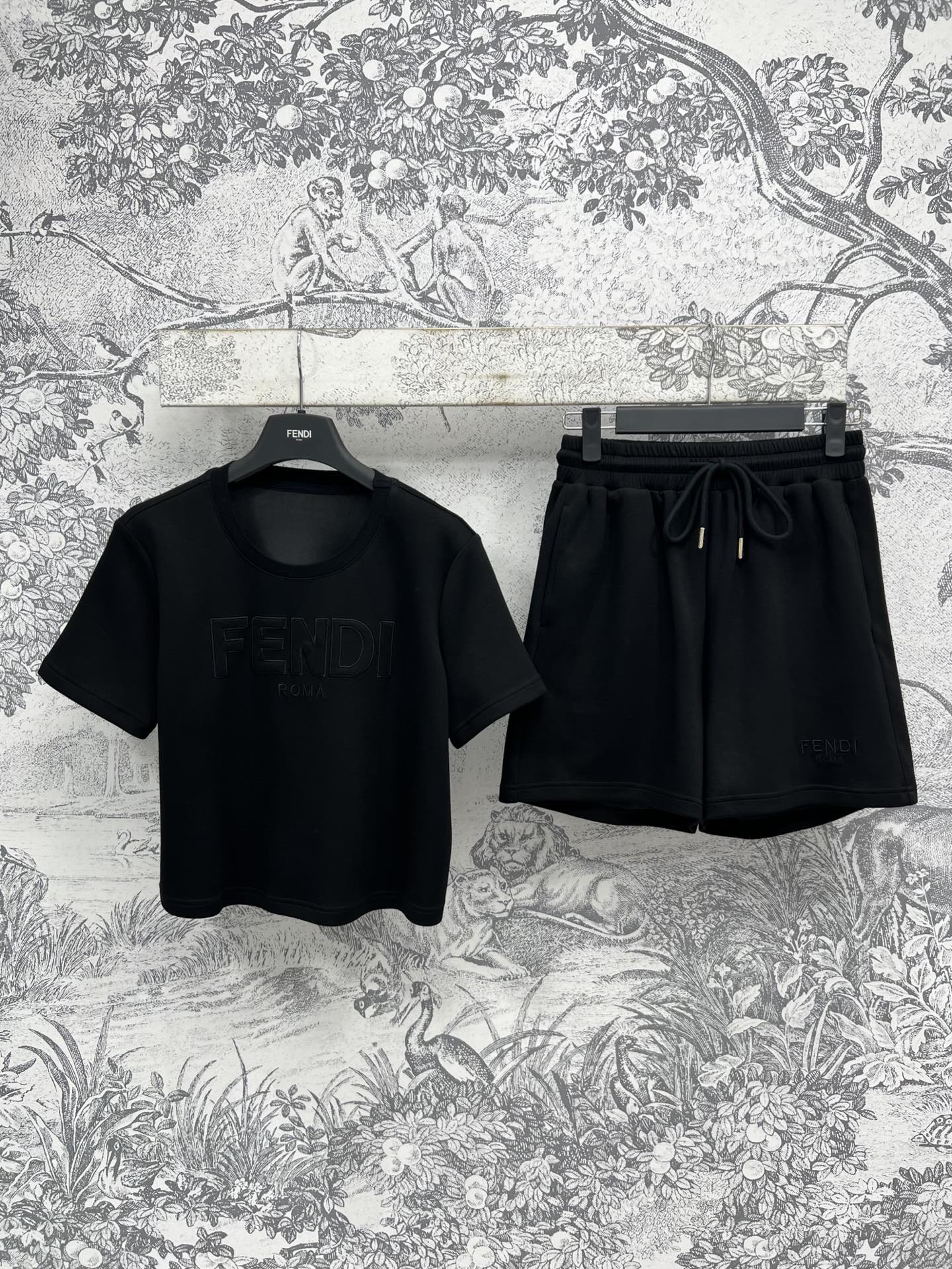 NO:335975,FD Home 25 Spring and Summer New Relief Logo Sweatshirt Set Round-neck Short-sleeved Sweatshirt   Elastic waist shorts Full of youthful and sunny campus feeling Solid color Simple and high-end A set of girlish sense of age-reducing Round-necked neck Modify neck All single-fitting and layering is good Everyday sports and leisure Must-have lazy wear Two-color three-code SML, Dior, hoodie, sweatshirts, shorts, T-shirt, alexander wang19860909FD家 25春夏新款 浮雕logo卫衣套装 圆领短袖卫衣 松紧腰短裤 满满的青春阳光校园感 纯色简约又高级 一套上身满满的减龄少女感 圆领修饰脖颈 单穿叠搭都不错 日常运动休闲必备懒人穿 两色三码 SML,,dior,hoodie,sweatshirts,shorts,T-shirt,alexander wang,Women's clothing