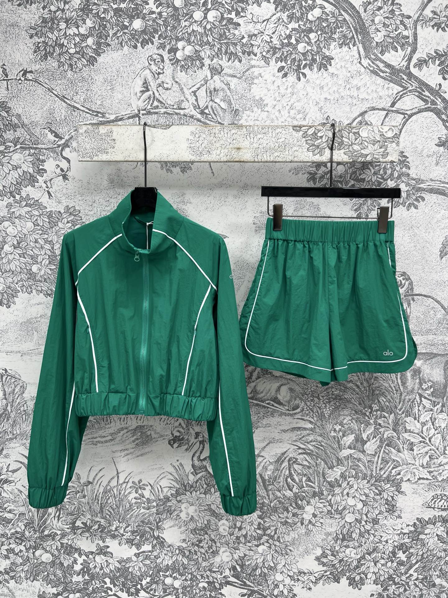 NO:335982,New spring and summer style, stand-up collar zipper jacket   sports shorts, stand-up collar drop shoulder style, contrasting color design is the highlight, comes with a fashionable and cool atmosphere, comfortable, simple and generous, waterproof and windproof fabric, youthful sports, age-reducing, and super practical, easy to have a perfect body proportion, a must-have fashionable suit for casual sports, three colors and three codes SML, shorts, jackets & coats, alexander wang19860909春夏新款 立领拉链外套 运动短裤 立领落肩版型 撞色设计是亮点 自带时髦酷帅氛围感 舒适又简洁大方自在 防水防风面料 青春运动减龄的同时还超级实穿 轻松拥有完美身材比例 休闲运动必备时髦套装三色三码 SML,,shorts,jackets & coats,alexander wang,Women's clothing