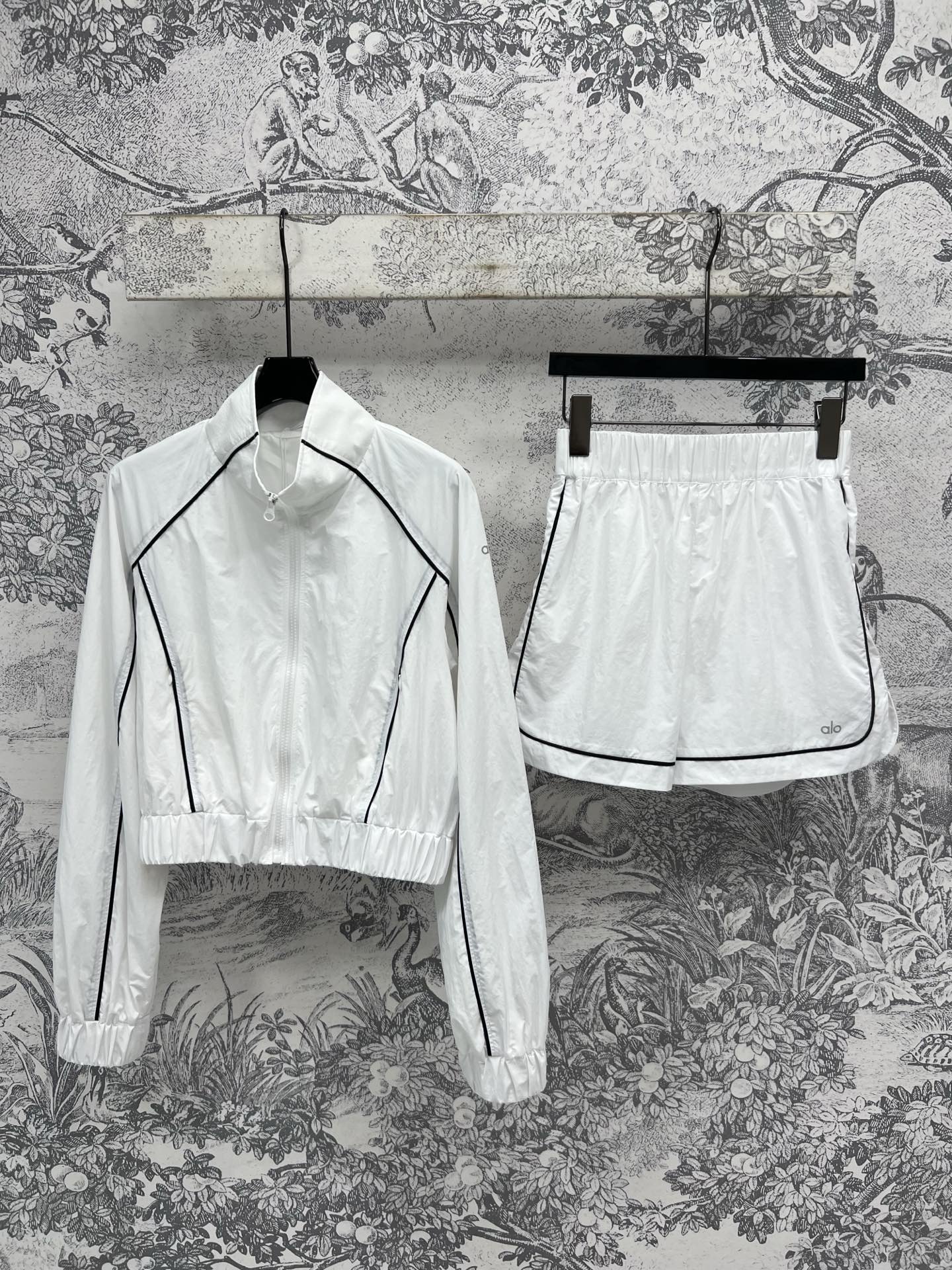 NO:335989,New spring and summer style, stand-up collar zipper jacket   sports shorts, stand-up collar drop shoulder style, contrasting color design is the highlight, comes with a fashionable and cool atmosphere, comfortable, simple and generous, waterproof and windproof fabric, youthful sports, age-reducing, and super practical, easy to have a perfect body proportion, a must-have fashionable suit for casual sports, three colors and three codes SML, shorts, jackets & coats, alexander wang19860909春夏新款 立领拉链外套 运动短裤 立领落肩版型 撞色设计是亮点 自带时髦酷帅氛围感 舒适又简洁大方自在 防水防风面料 青春运动减龄的同时还超级实穿 轻松拥有完美身材比例 休闲运动必备时髦套装三色三码 SML,,shorts,jackets & coats,alexander wang,Women's clothing