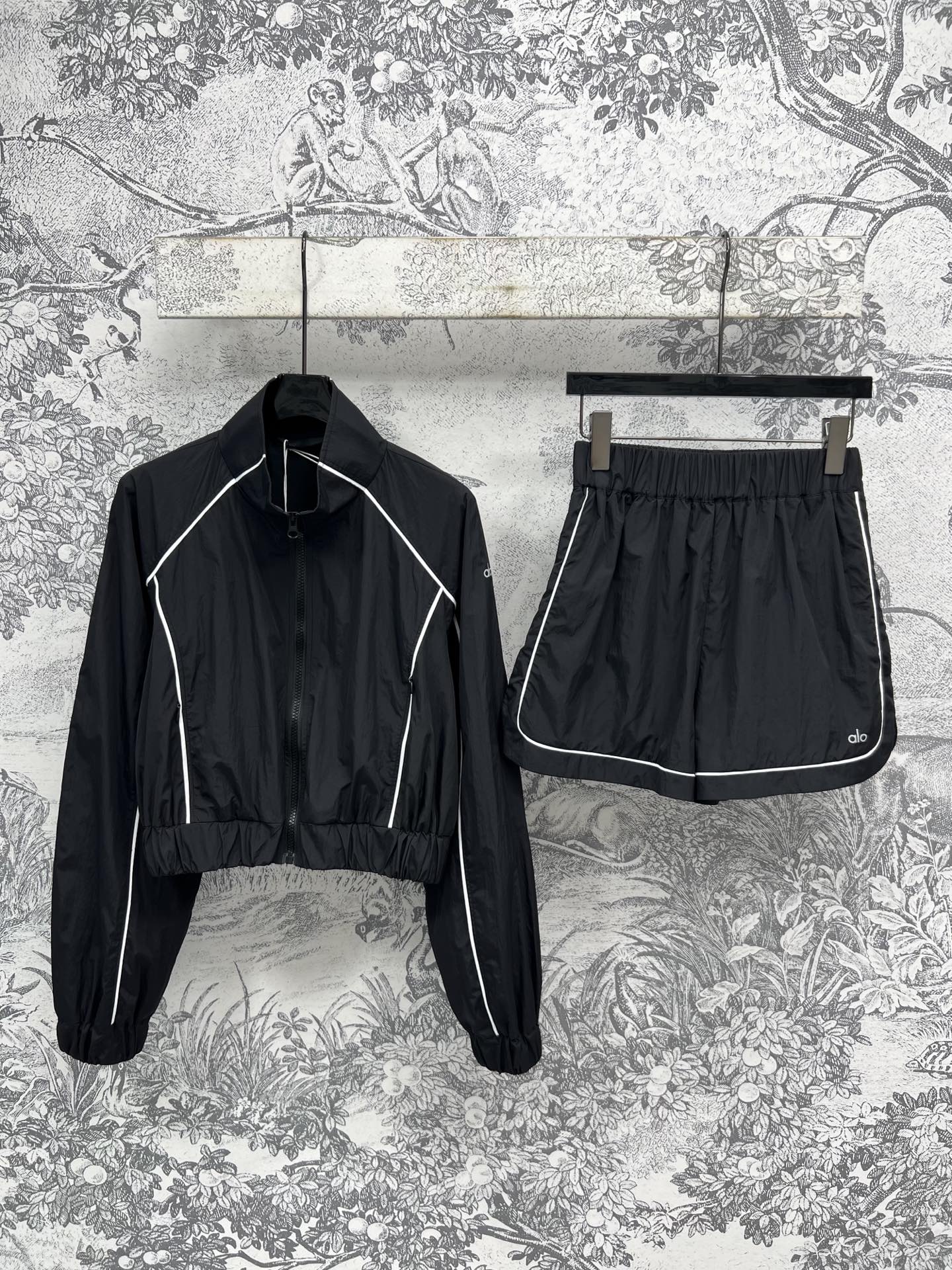 NO:335985,New spring and summer style, stand-up collar zipper jacket   sports shorts, stand-up collar drop shoulder style, contrasting color design is the highlight, comes with a fashionable and cool atmosphere, comfortable, simple and generous, waterproof and windproof fabric, youthful sports, age-reducing, and super practical, easy to have a perfect body proportion, a must-have fashionable suit for casual sports, three colors and three codes SML, shorts, jackets & coats, alexander wang19860909春夏新款 立领拉链外套 运动短裤 立领落肩版型 撞色设计是亮点 自带时髦酷帅氛围感 舒适又简洁大方自在 防水防风面料 青春运动减龄的同时还超级实穿 轻松拥有完美身材比例 休闲运动必备时髦套装三色三码 SML,,shorts,jackets & coats,alexander wang,Women's clothing